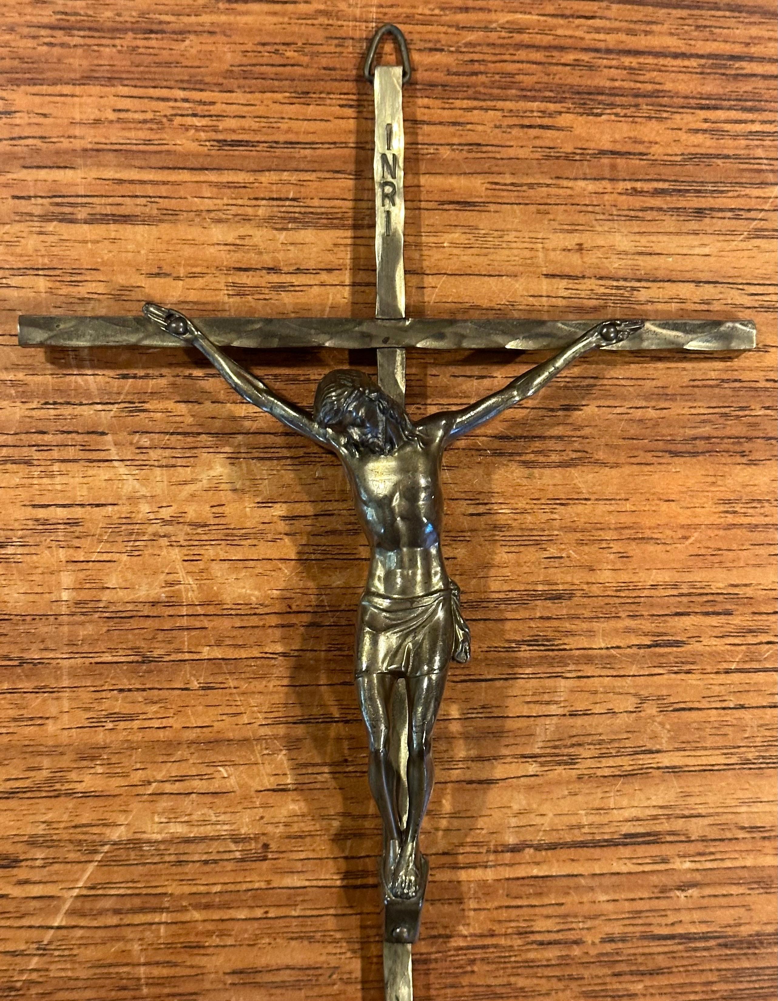 Messingkruzifix aus der Mitte des Jahrhunderts (20. Jahrhundert) im Angebot
