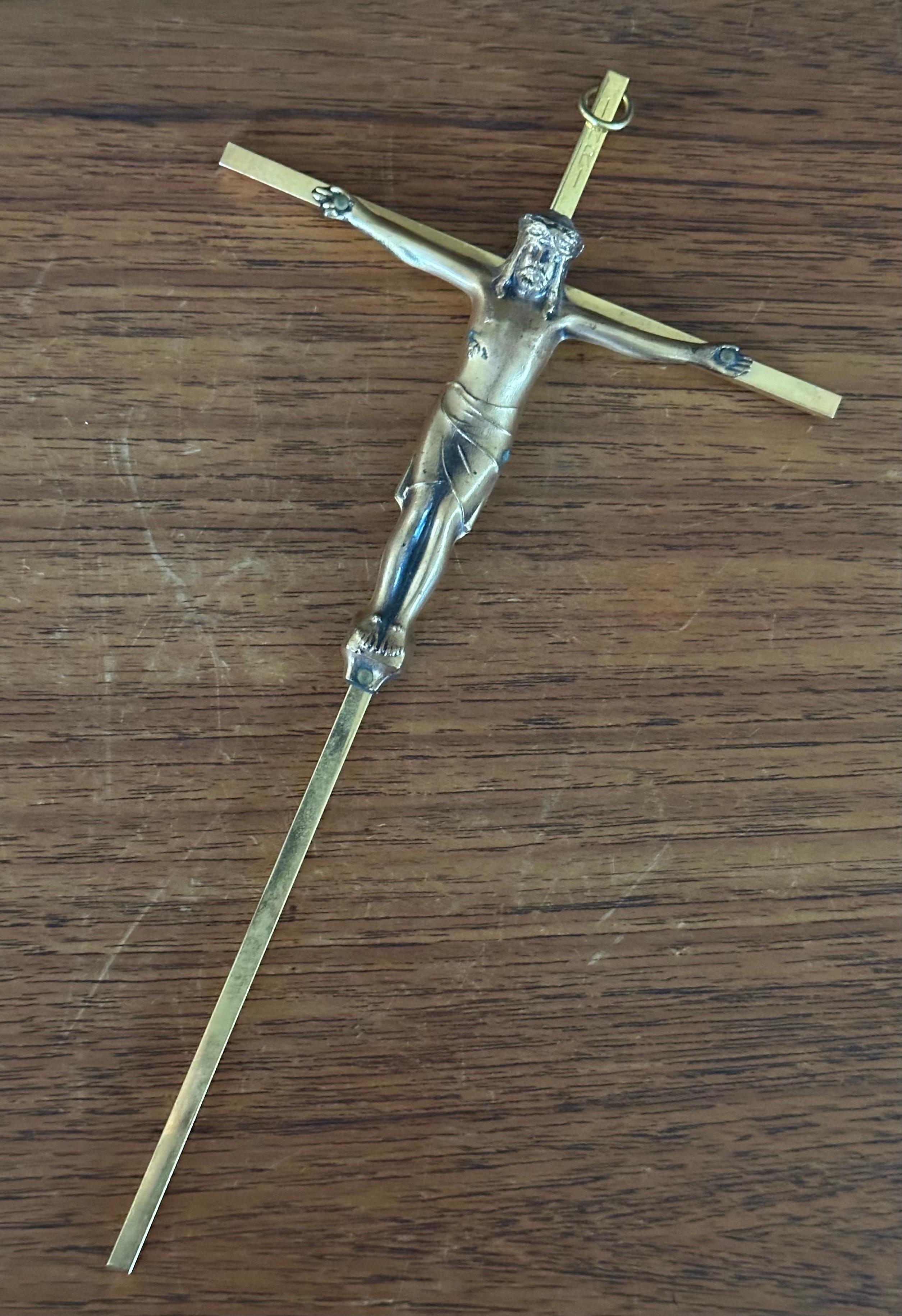 20ième siècle Crucifix en laiton du milieu du siècle en vente