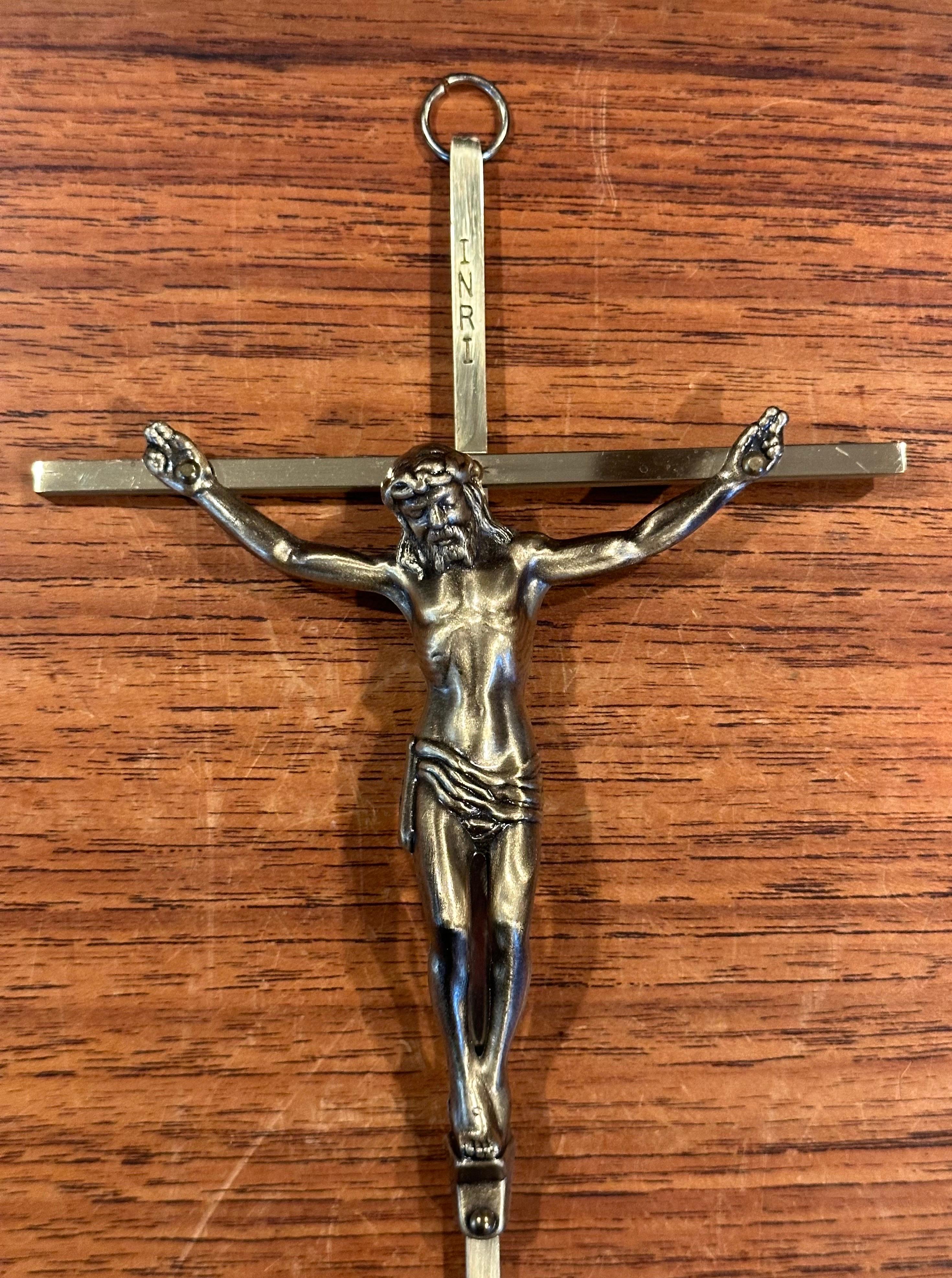 Laiton Crucifix en laiton du milieu du siècle en vente