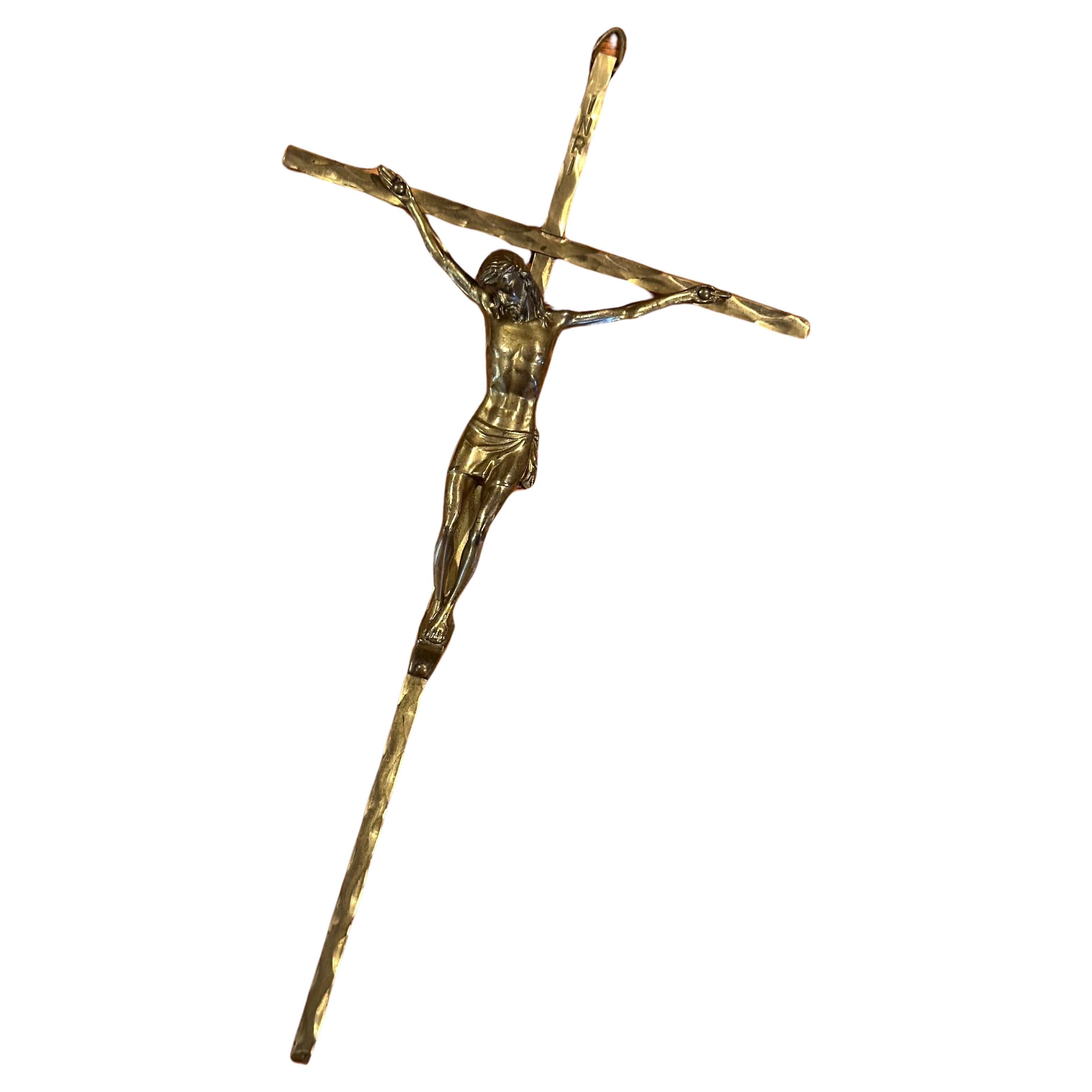 Crucifix en laiton du milieu du siècle en vente 1
