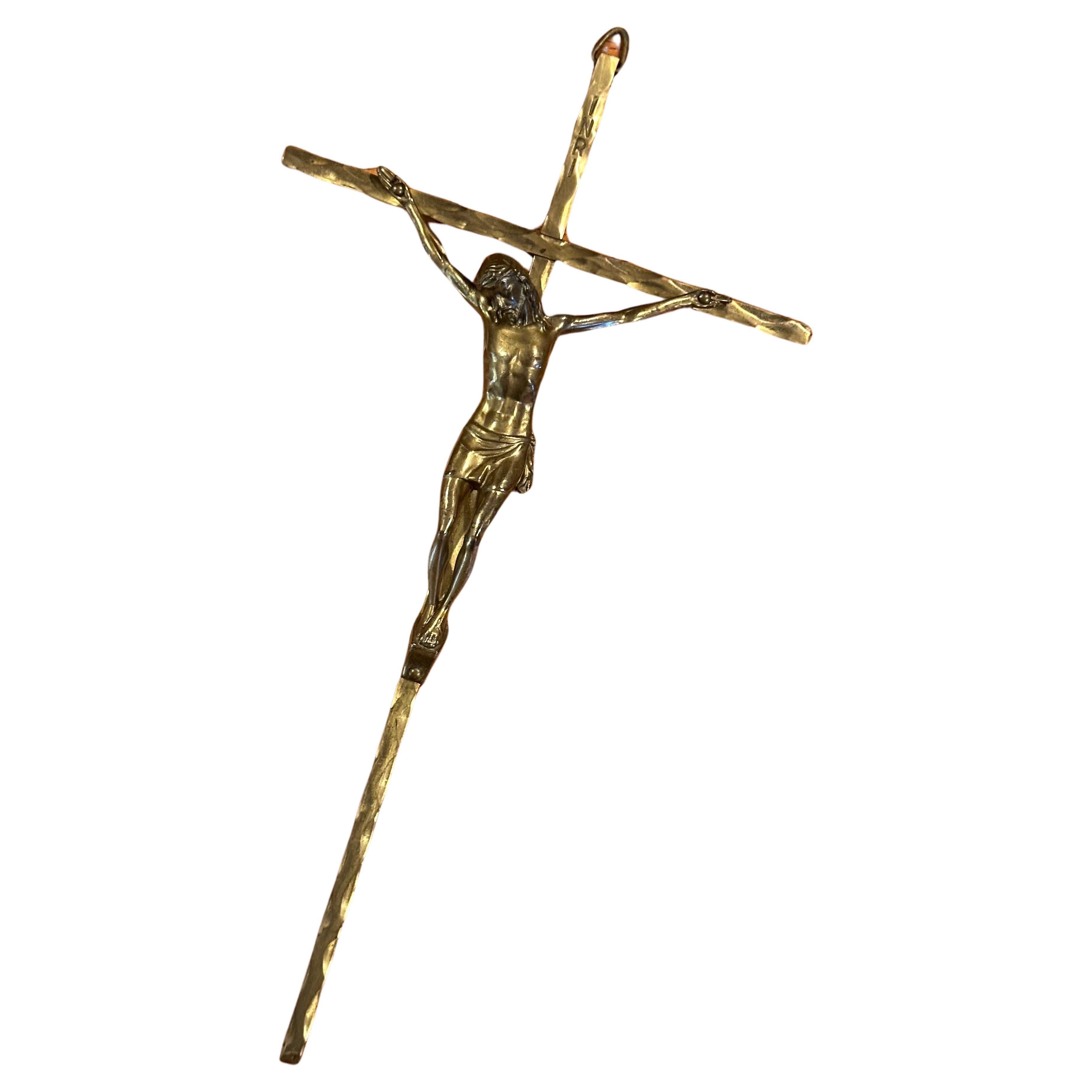 Messingkruzifix aus der Mitte des Jahrhunderts im Angebot