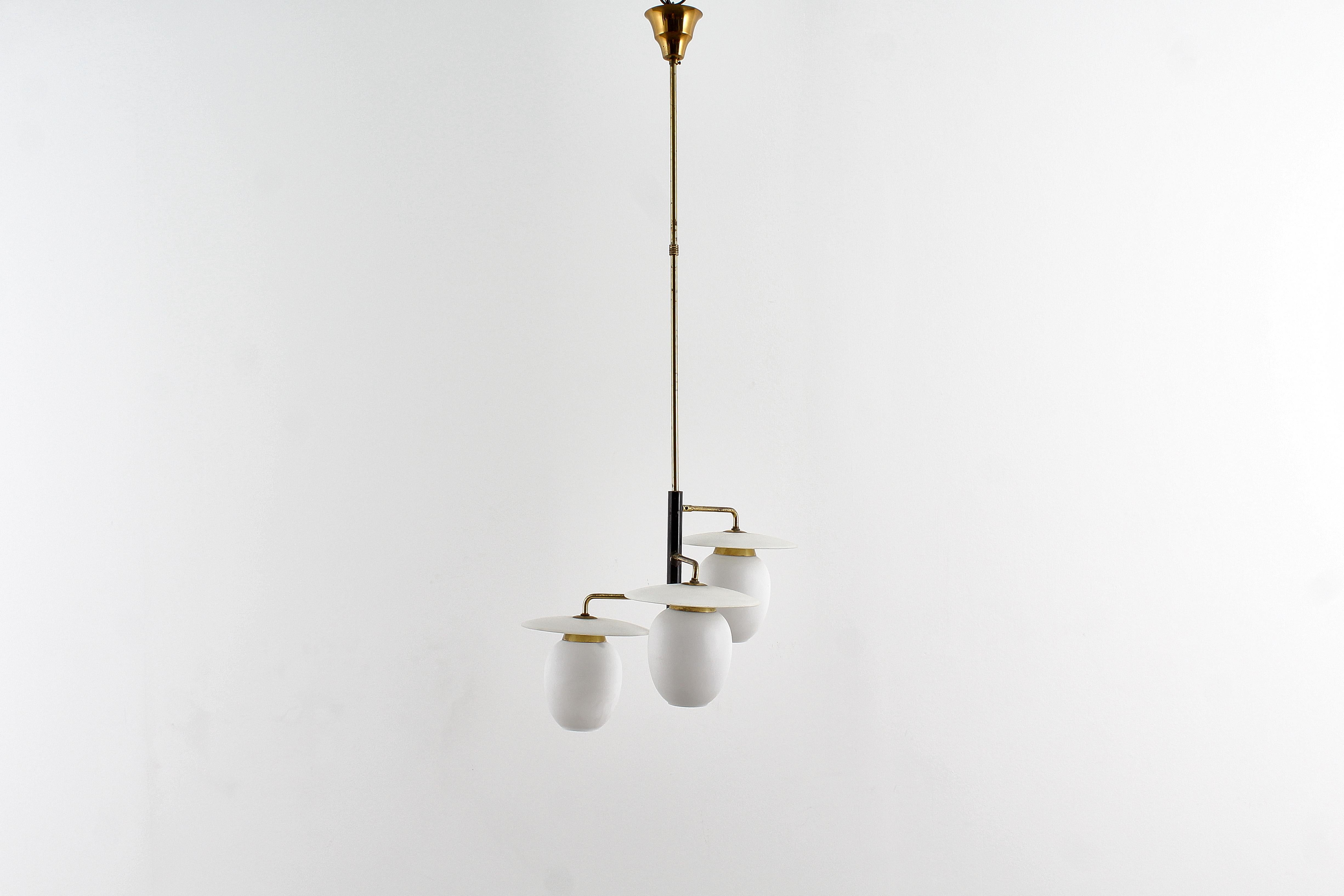 Mid-Century moderno Mid-Century Brass & Curved Glass Chandelier 40s Italy in vendita