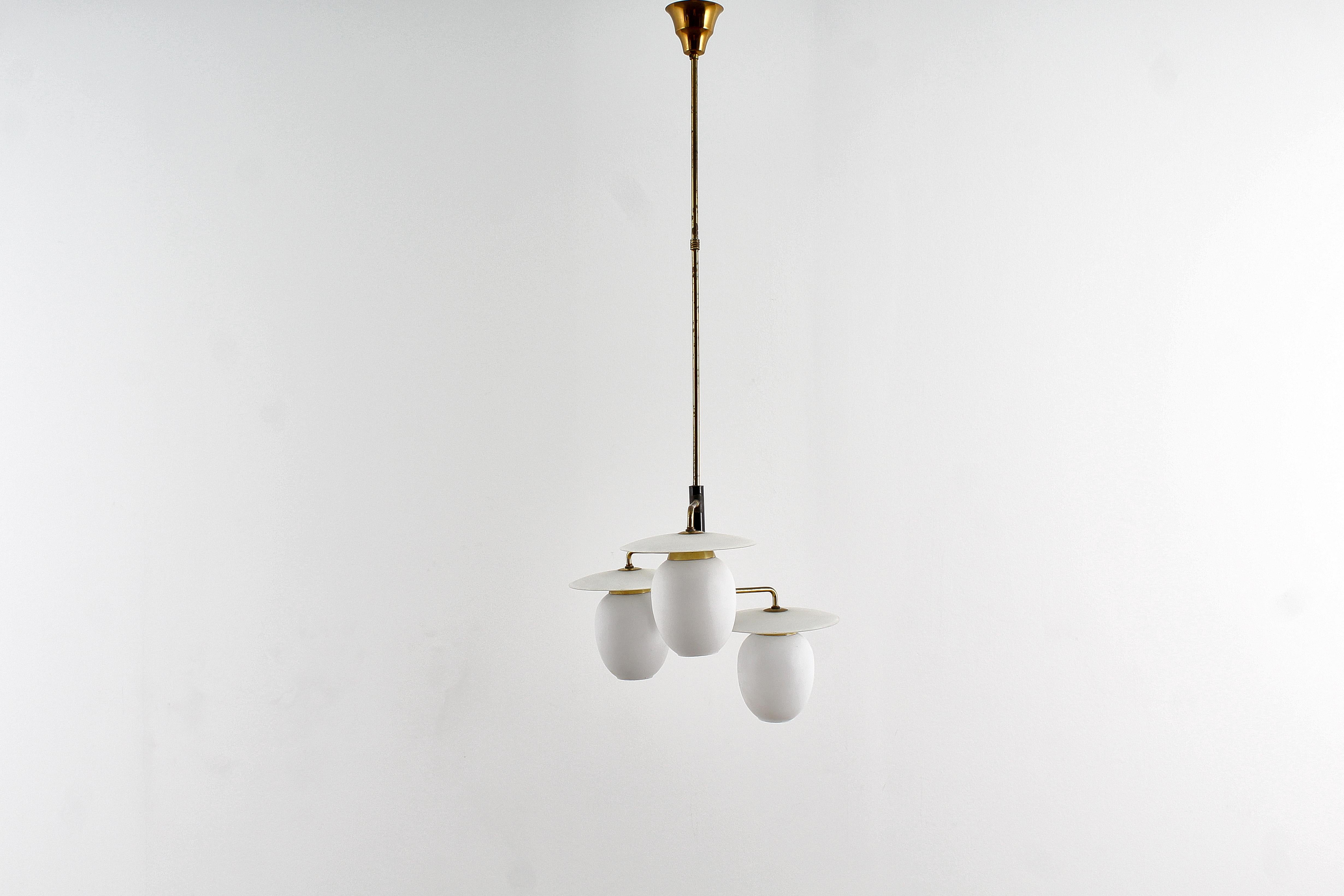 Mid-Century Brass & Curved Glass Chandelier 40s Italy In condizioni buone in vendita a Palermo, IT