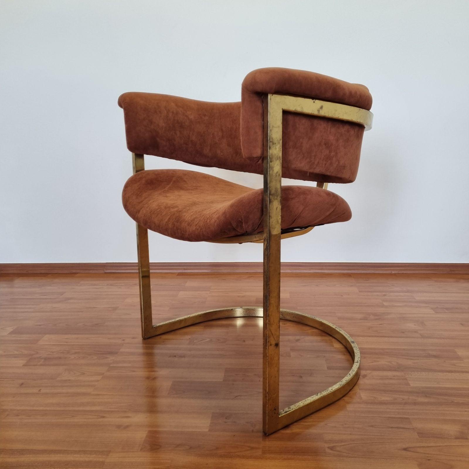 Dining armchair designed by Vittorio Introini and produced by Mario Sabot in the 70s.
Recently reupholstered in brown velvet. It shows signs of age on the metal structure.
Overall in very good condition.