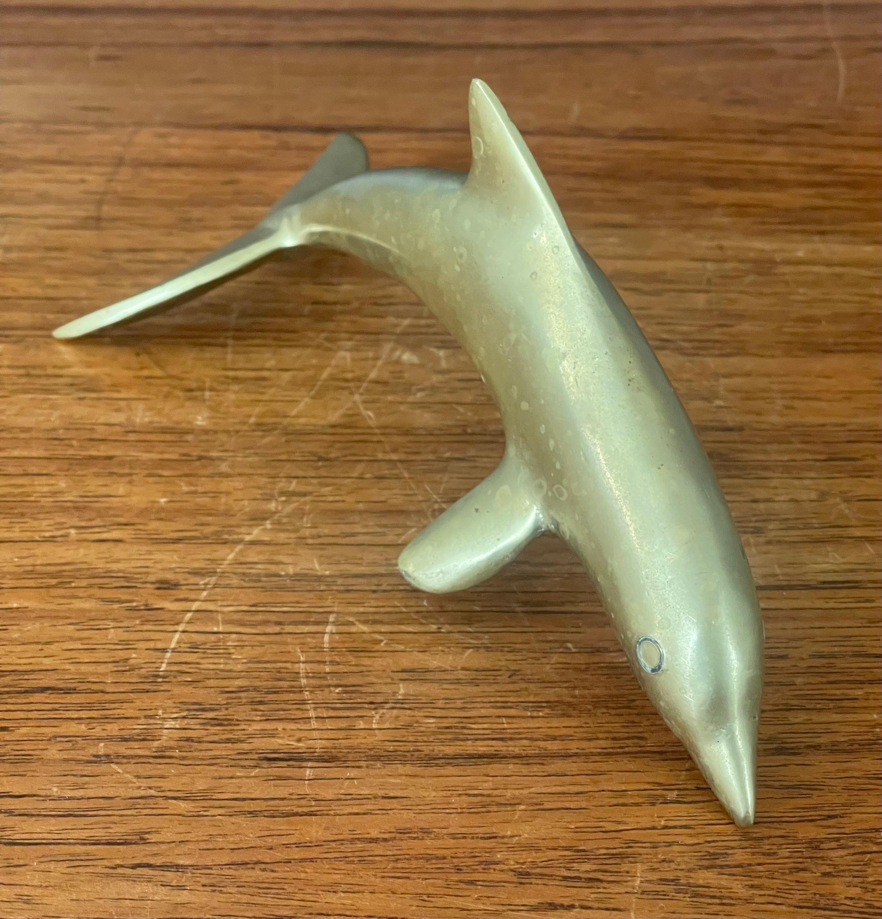 Américain Sculpture/ presse-papiers de dauphin en laiton du milieu du siècle dernier en vente