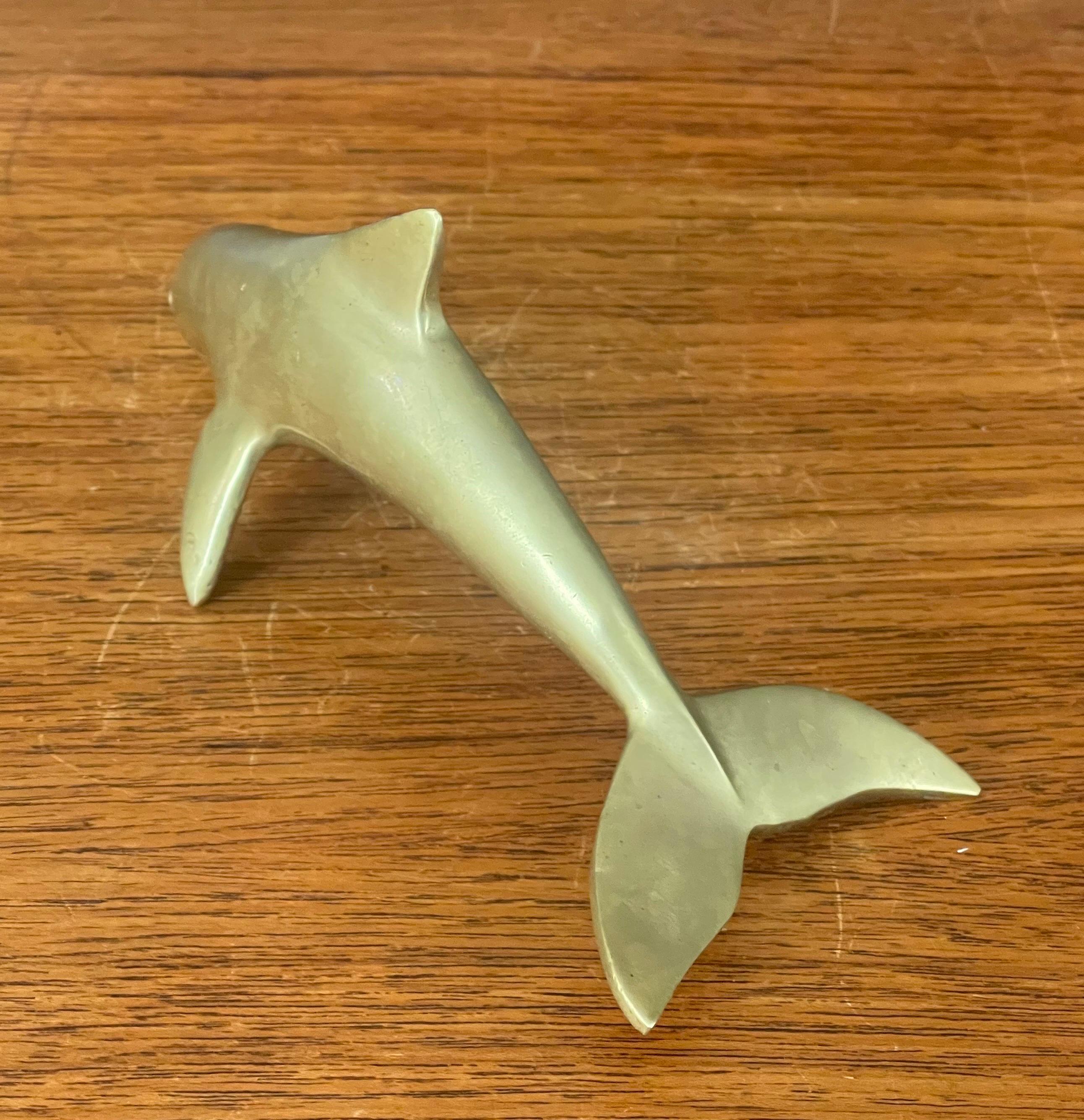 Laiton Sculpture/ presse-papiers de dauphin en laiton du milieu du siècle dernier en vente