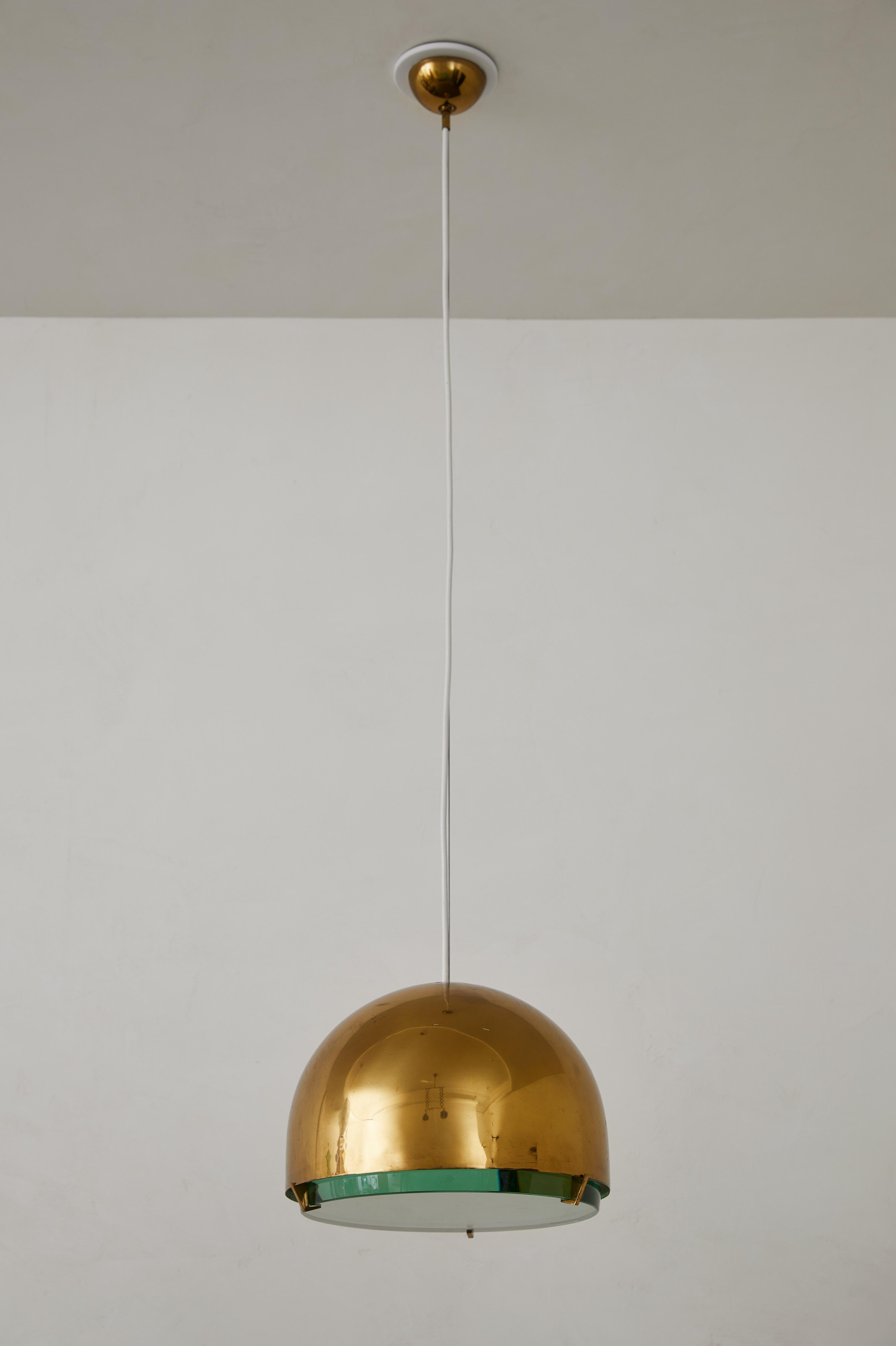 Questo elegante pendente a cupola in ottone, modello 2409, è un esempio magistrale di design italiano del Mid-Century Modern, creato da Max Ingrand per Fontana Arte. In qualità di direttore artistico di Fontana Arte dal 1954 al 1967, Ingrand è stato
