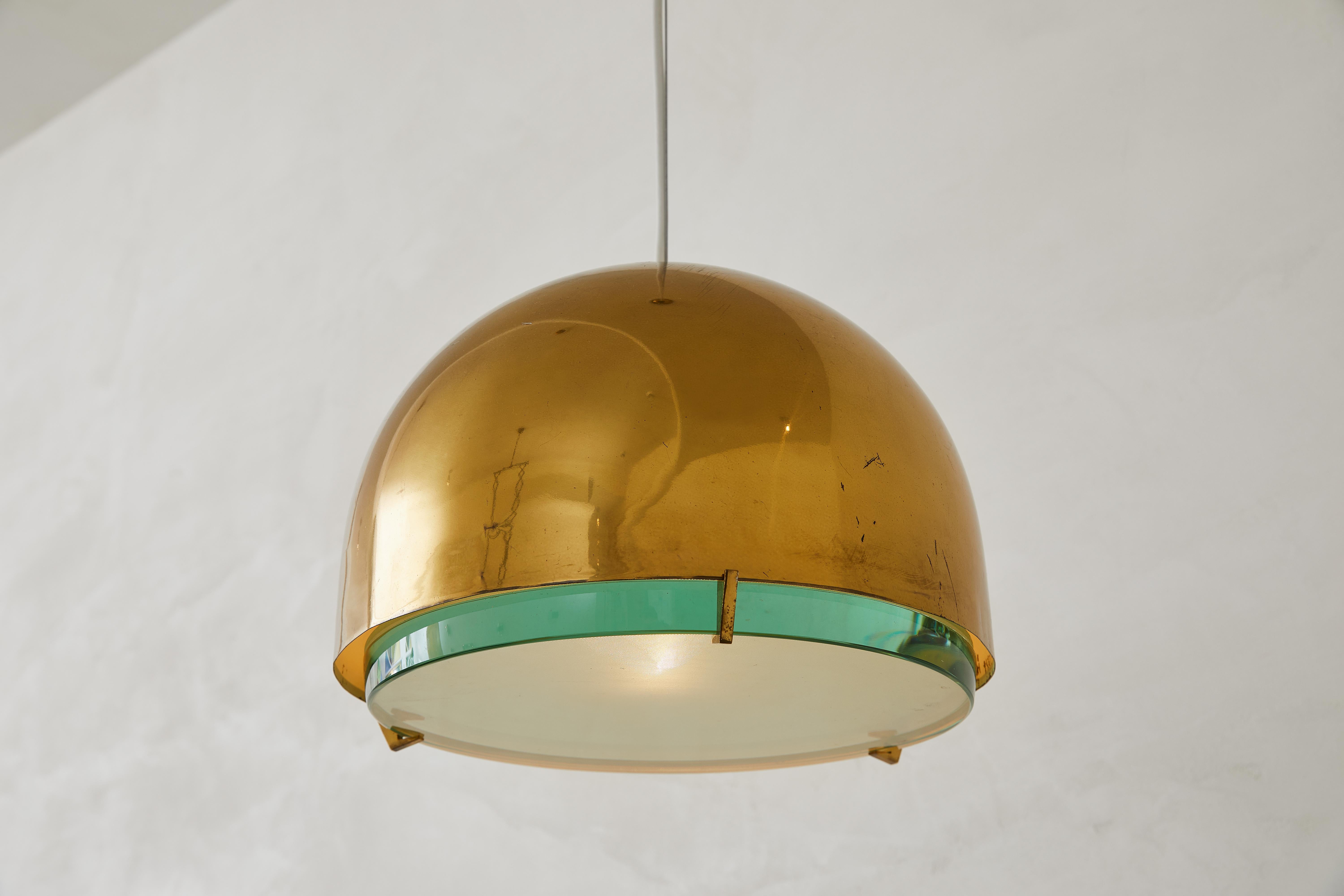 Lampada a sospensione a cupola in ottone di metà secolo, modello 2409 di Max Ingrand per Fontana Arte In condizioni buone in vendita a Brooklyn, NY
