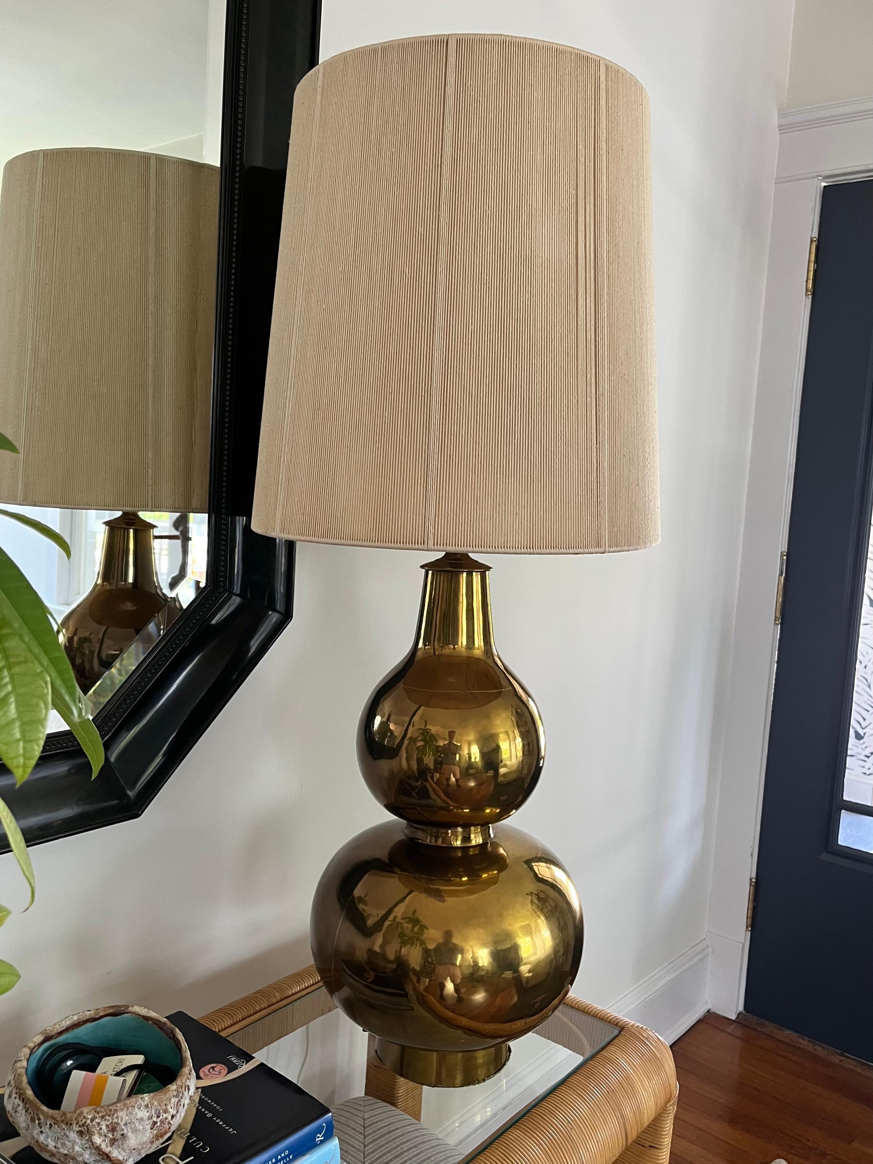 Magnifique lampe à double gourde du milieu du siècle à la manière de Karl Springer. Grande taille et grand impact. L'abat-jour en forme de tambour s'harmonise bien avec l'ensemble. Interrupteur marche-arrêt et chaînes de traction individuelles. Tel
