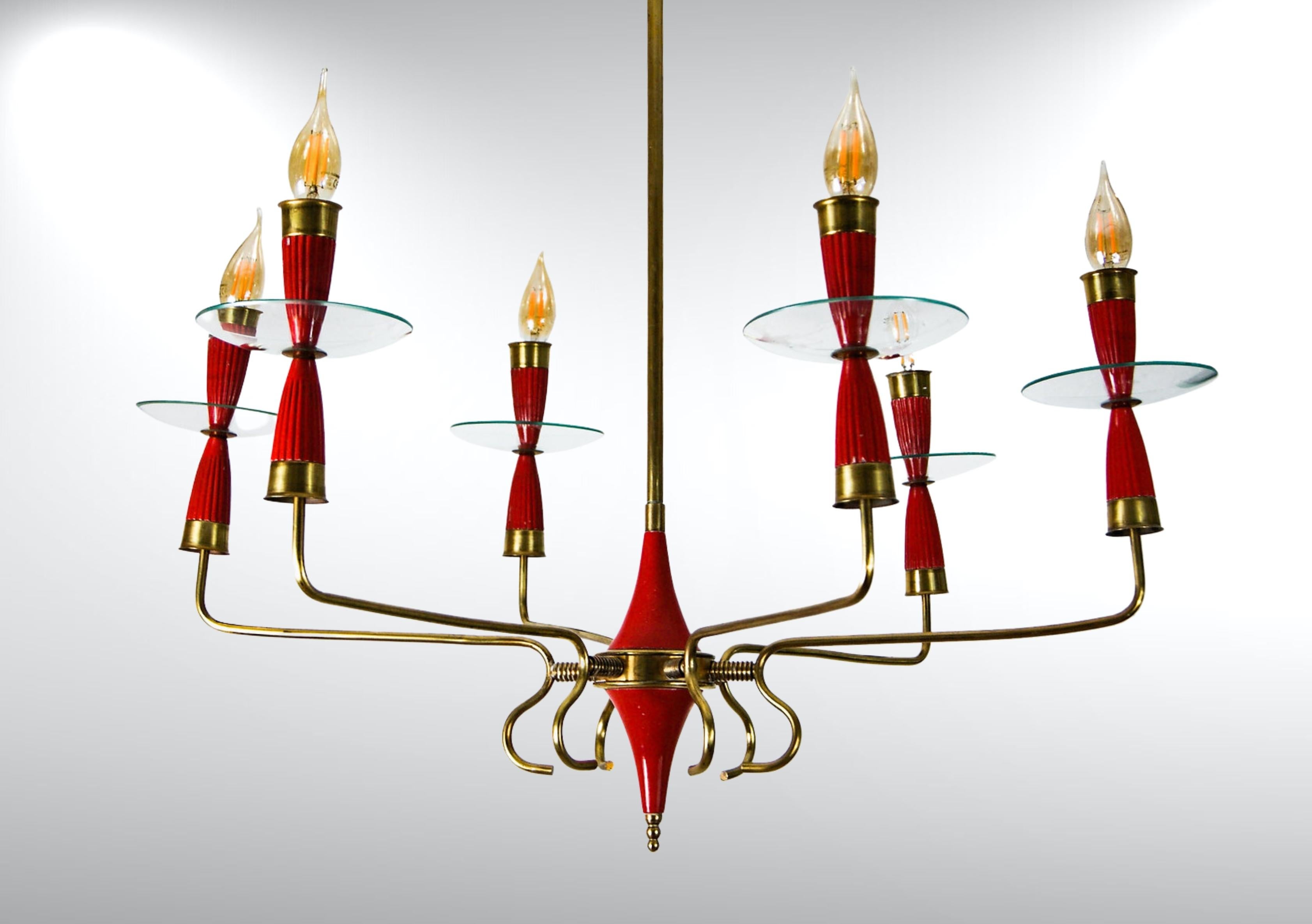 Mid-Century Italian enamelled brass and glass chandelier from the early 1940s.
Attributed to Pietro Chiesa for Fontana Arte.
Featuring 6 slender brass arms, with delicate venetian glass diffuser cups and long red enamelled candle shaped lamp