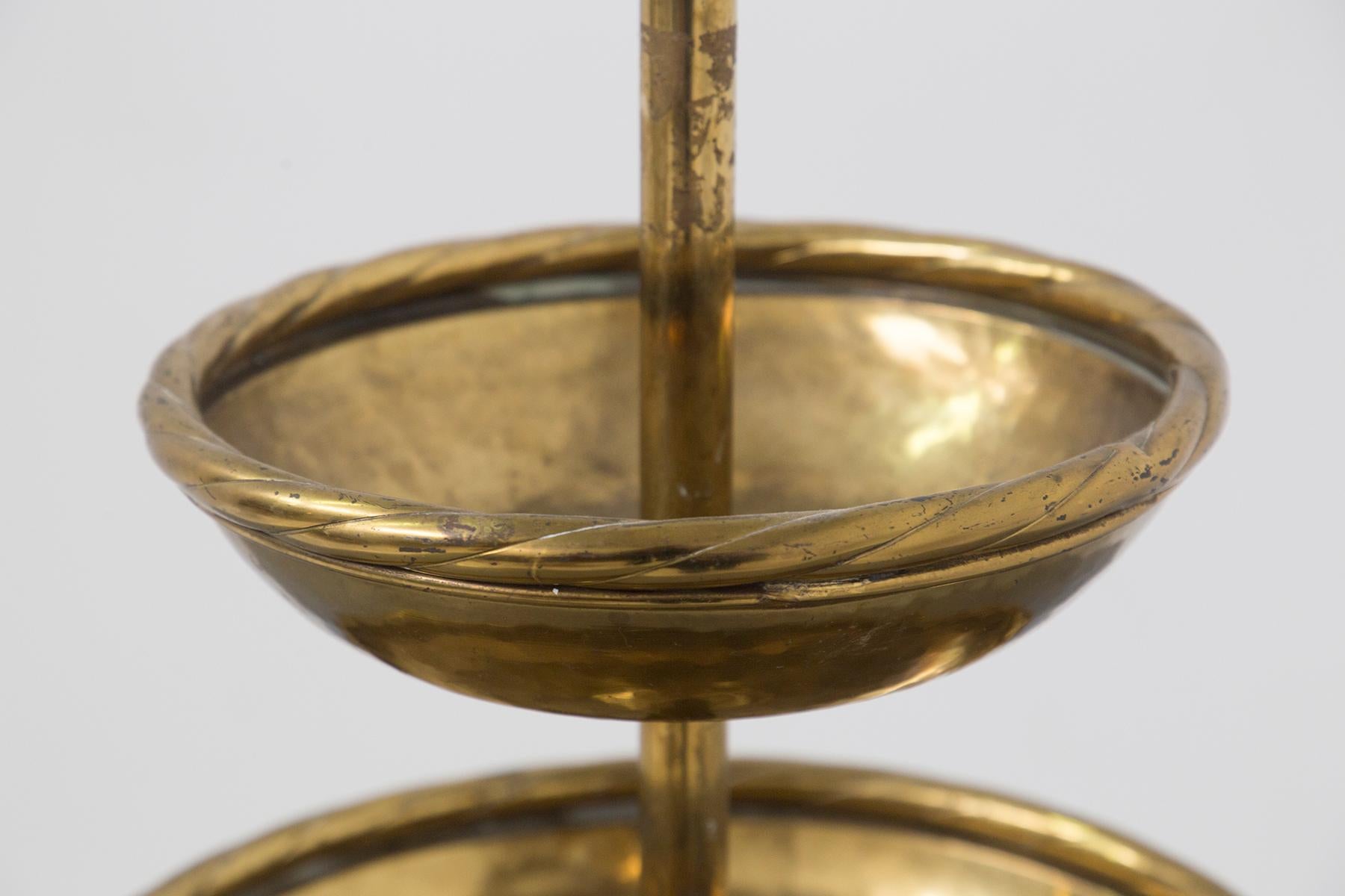 Splendida etagere in ottone realizzata negli anni '50, di pregiata manifattura italiana.
Il portafrutta è realizzato interamente in ottone originale, con i tipici punzoni in ottone.
Il centrotavola ha una base rotonda a forma di campana, che è più
