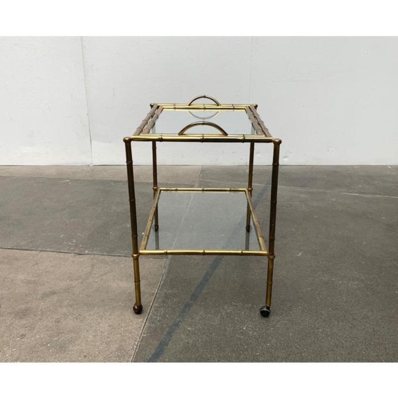 Mid-Century Modern Chariot de service ou table d'appoint en laiton et faux bambou du milieu du siècle, années 1960 en vente