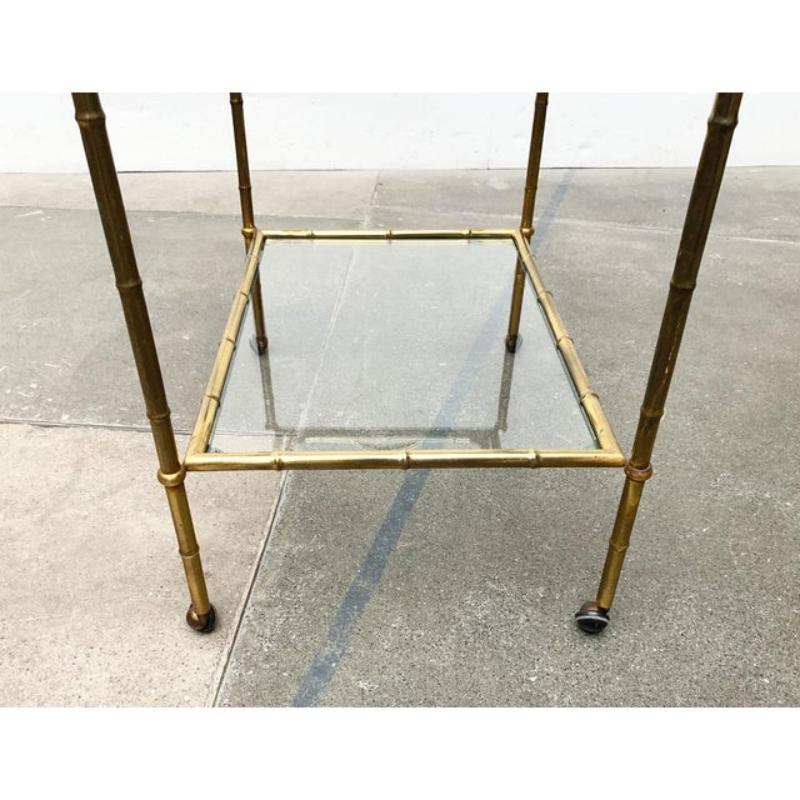 20ième siècle Chariot de service ou table d'appoint en laiton et faux bambou du milieu du siècle, années 1960 en vente