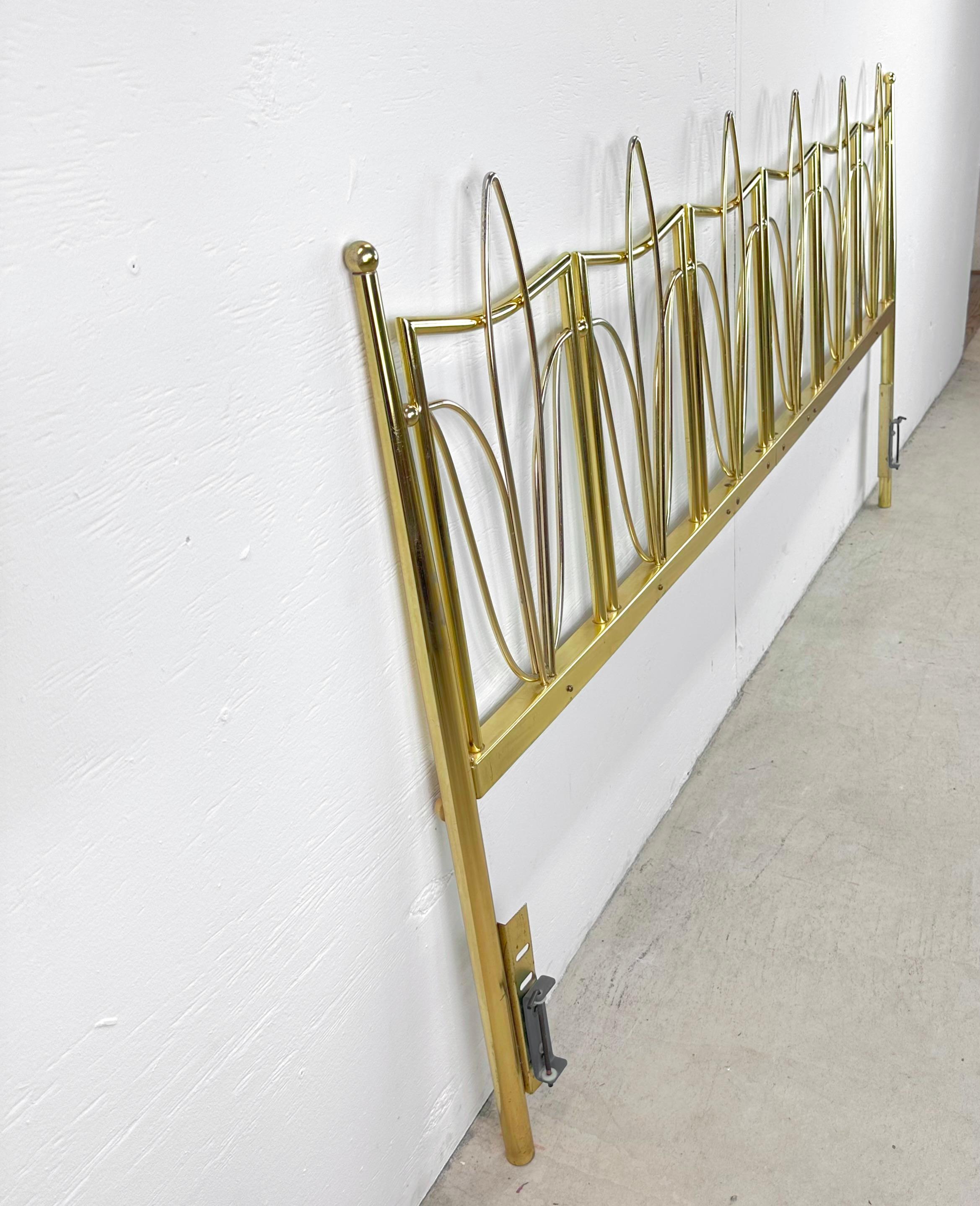 Mid-Century Brass Finish King Size Headboard In Good Condition For Sale In Trenton, NJ