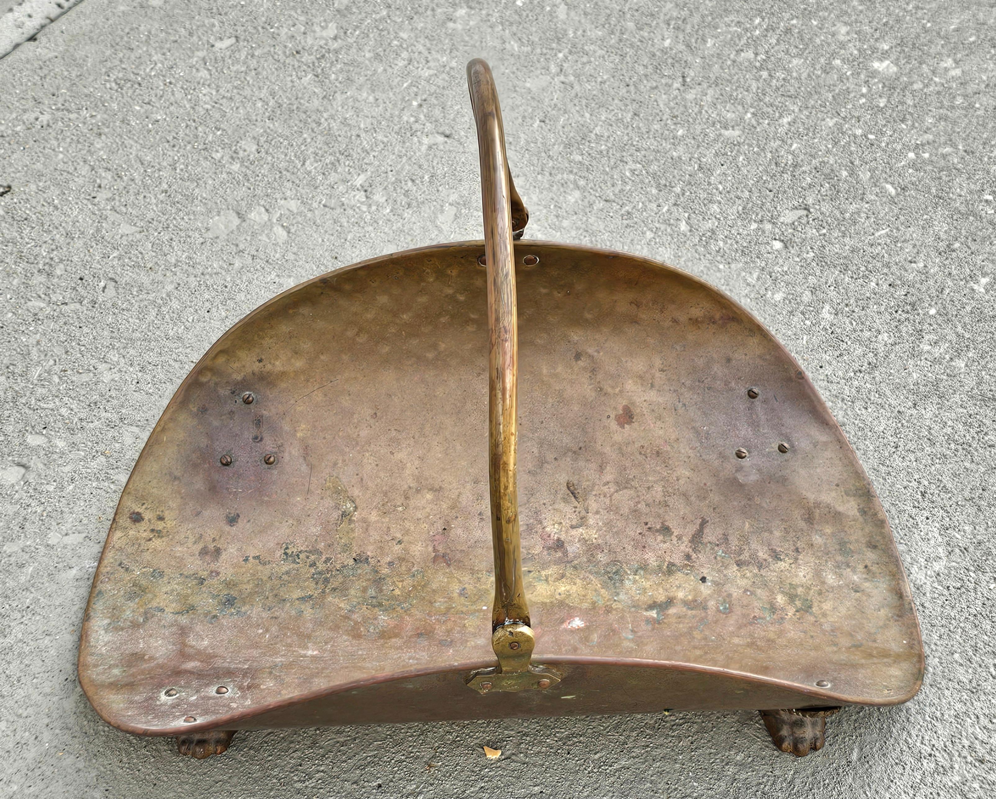 Mid Century Brass Fireplace Log Holder with Paw Feet In Good Condition For Sale In Germantown, MD