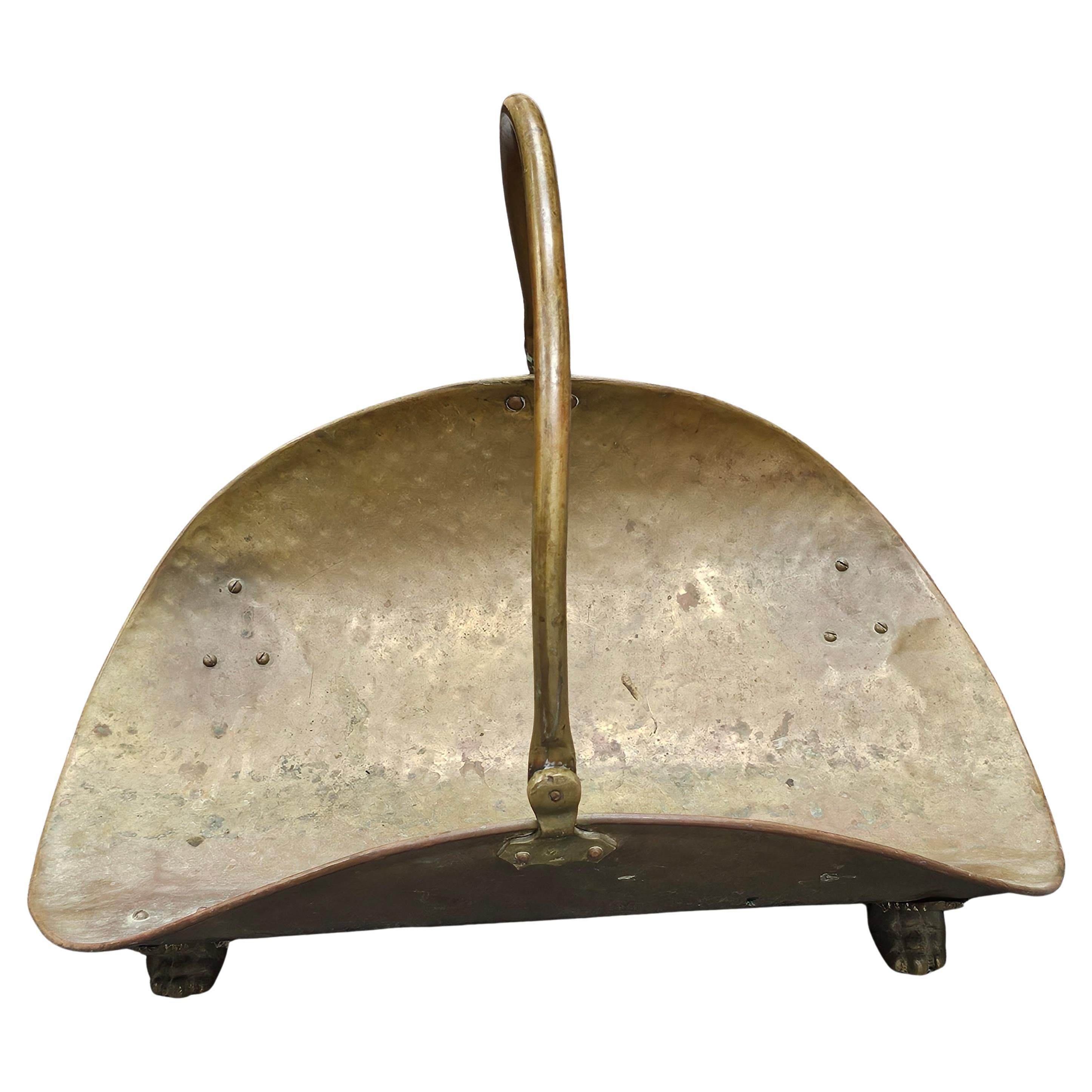Mid Century Messing Kaminholzhalter mit Tatzenfüßen