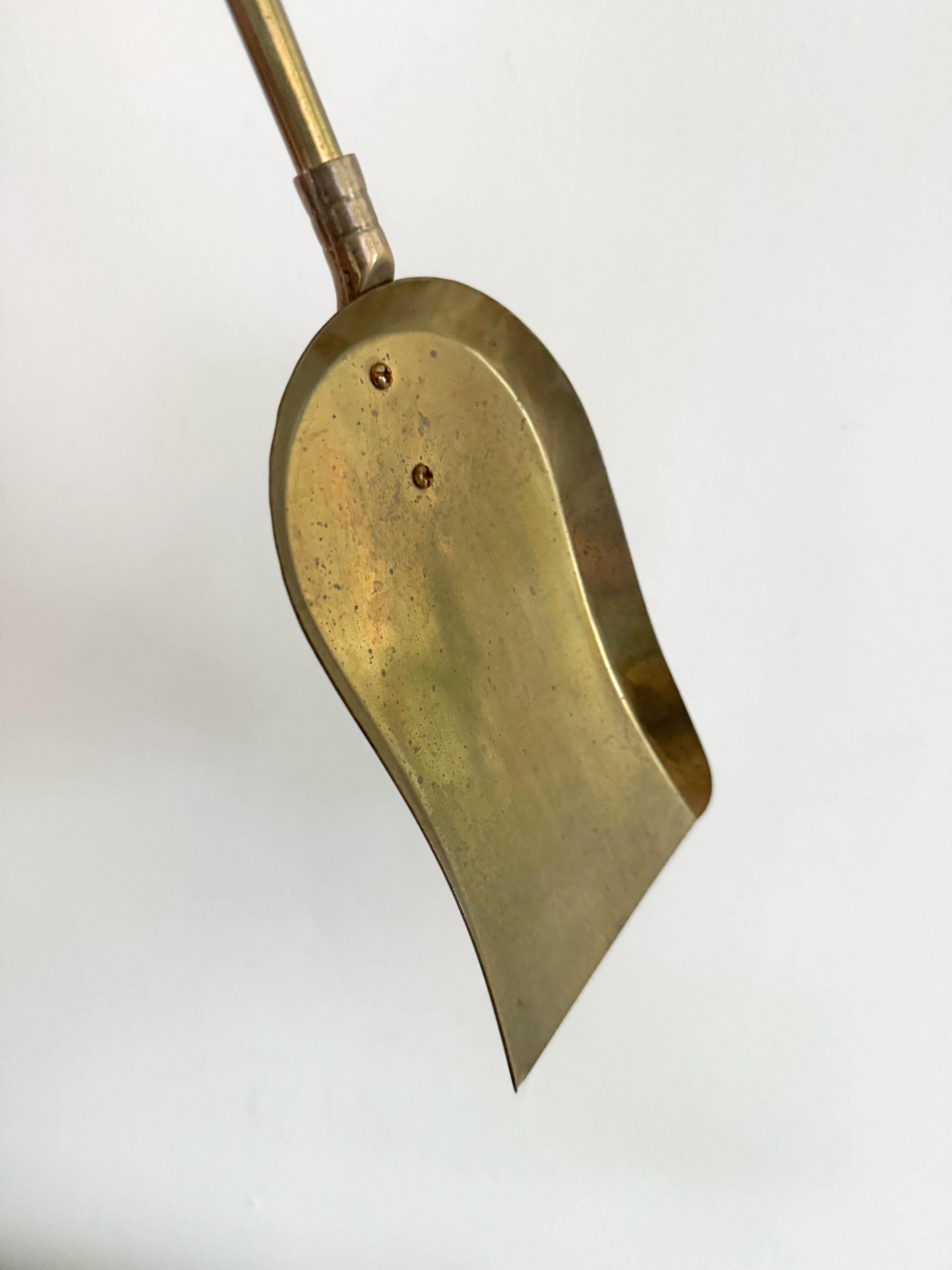 Juego de herramientas de latón para chimenea de mediados de siglo con asas de bola, años 50 siglo XX en venta