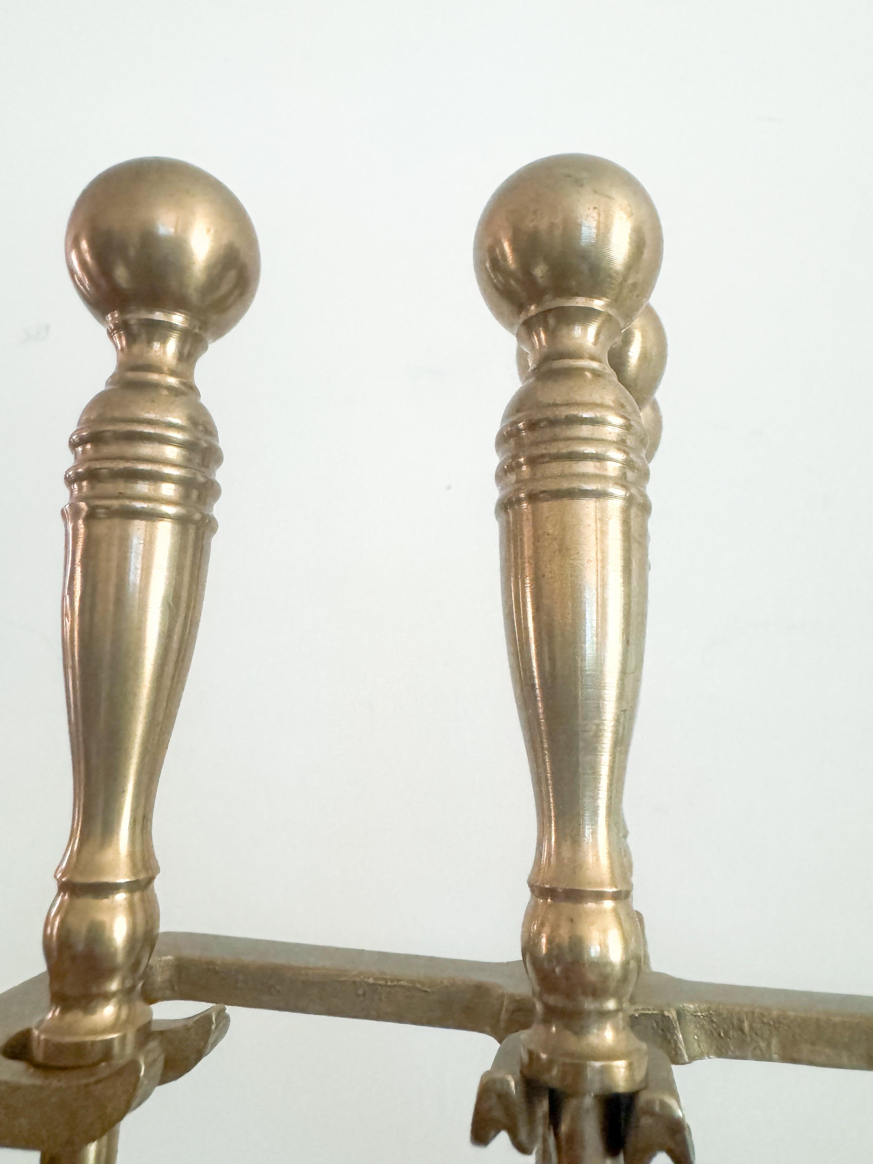 Juego de herramientas de latón para chimenea de mediados de siglo con asas de bola, años 50 en venta 1