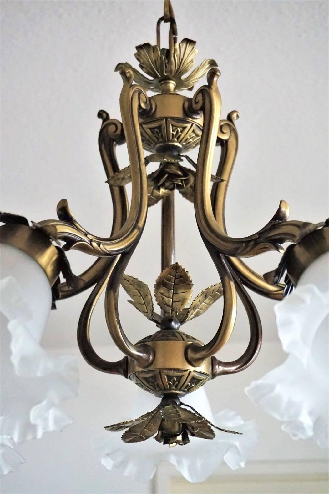 Midcentury Brass Five-Light Chandelier with Frosted Glass Shades In Excellent Condition In Frankfurt am Main, DE