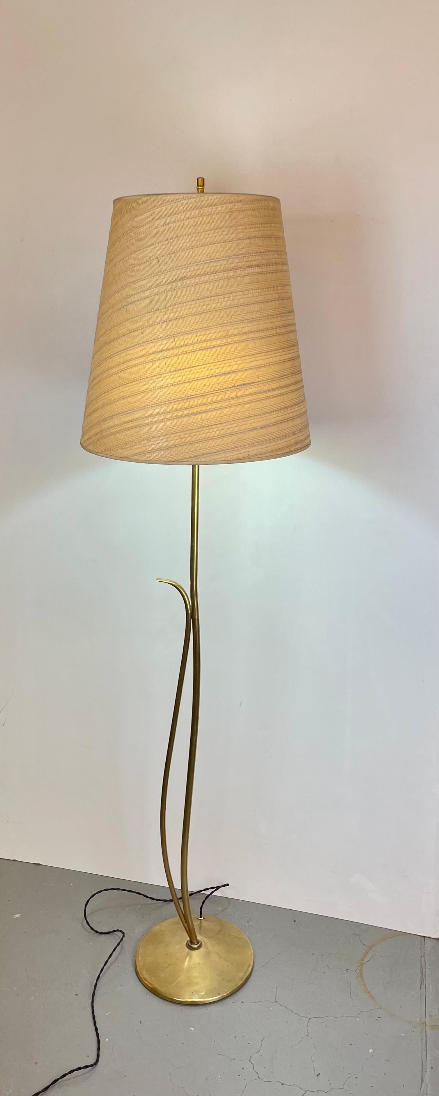Magnifique lampadaire organique Mid-Century en laiton avec un abat-jour vintage en tissu, des années 1950.u2028Lampe polyvalente qui permet de placer un abat-jour sur le dessus ou deux sur chaque douille.
-
Magnifique lampadaire organique
