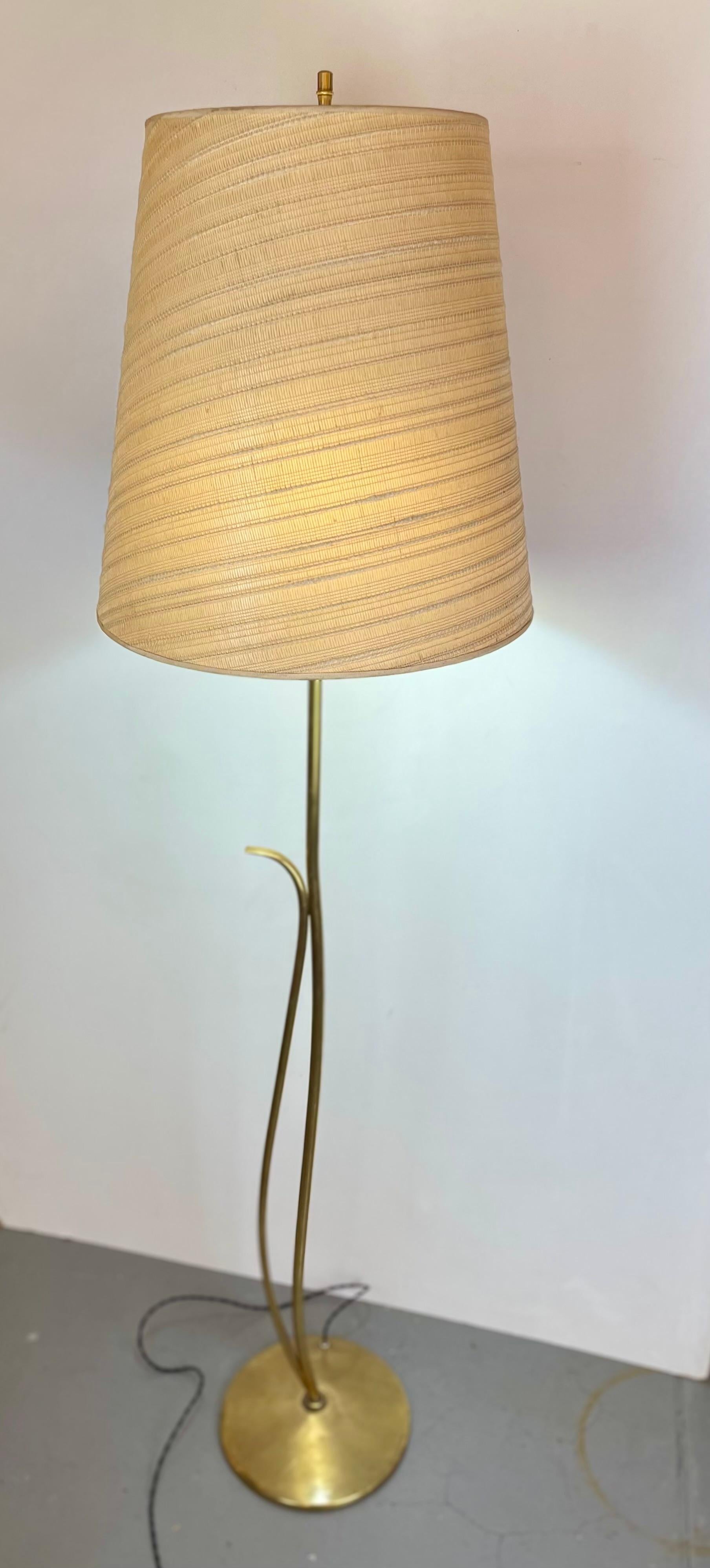 Français Lampadaire en laiton du milieu du siècle, années 1950 en vente