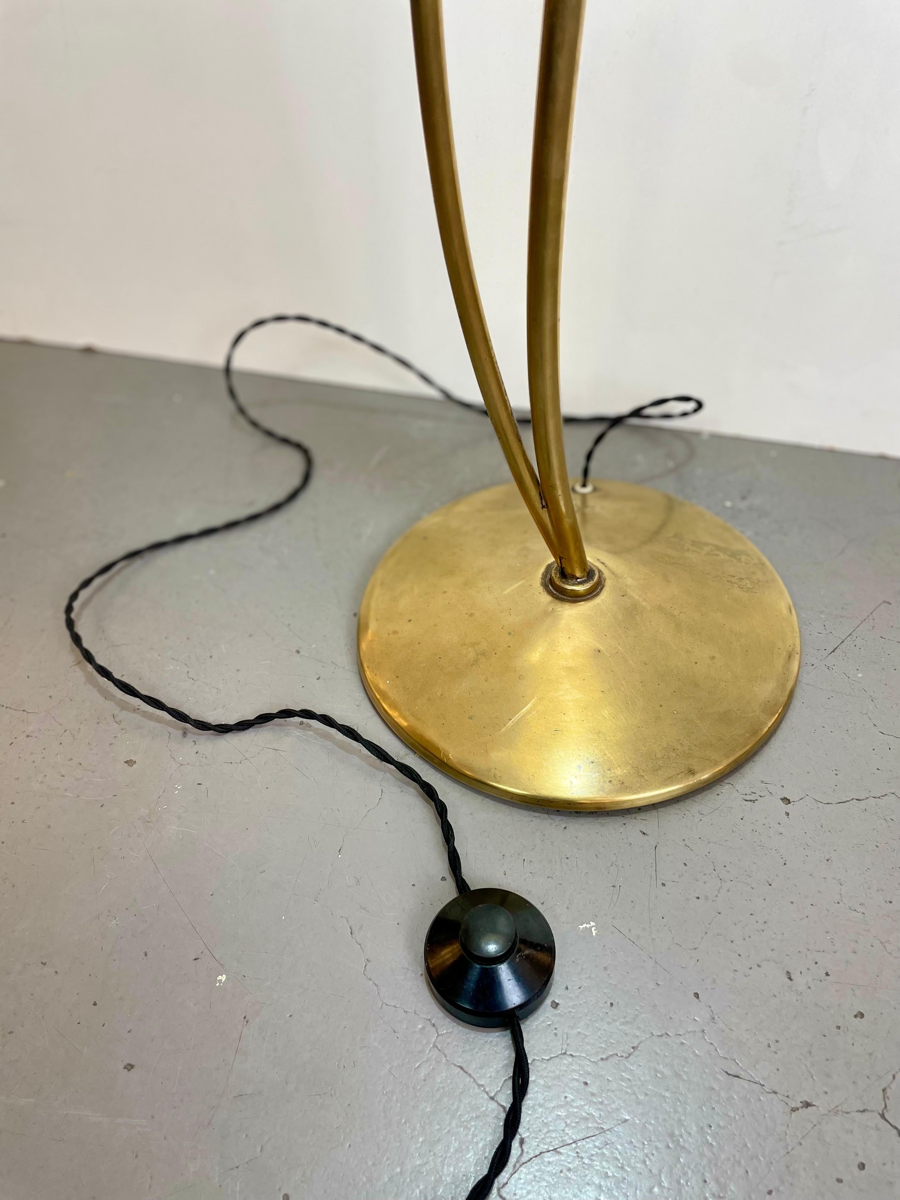 Lampadaire en laiton du milieu du siècle, années 1950 en vente 2