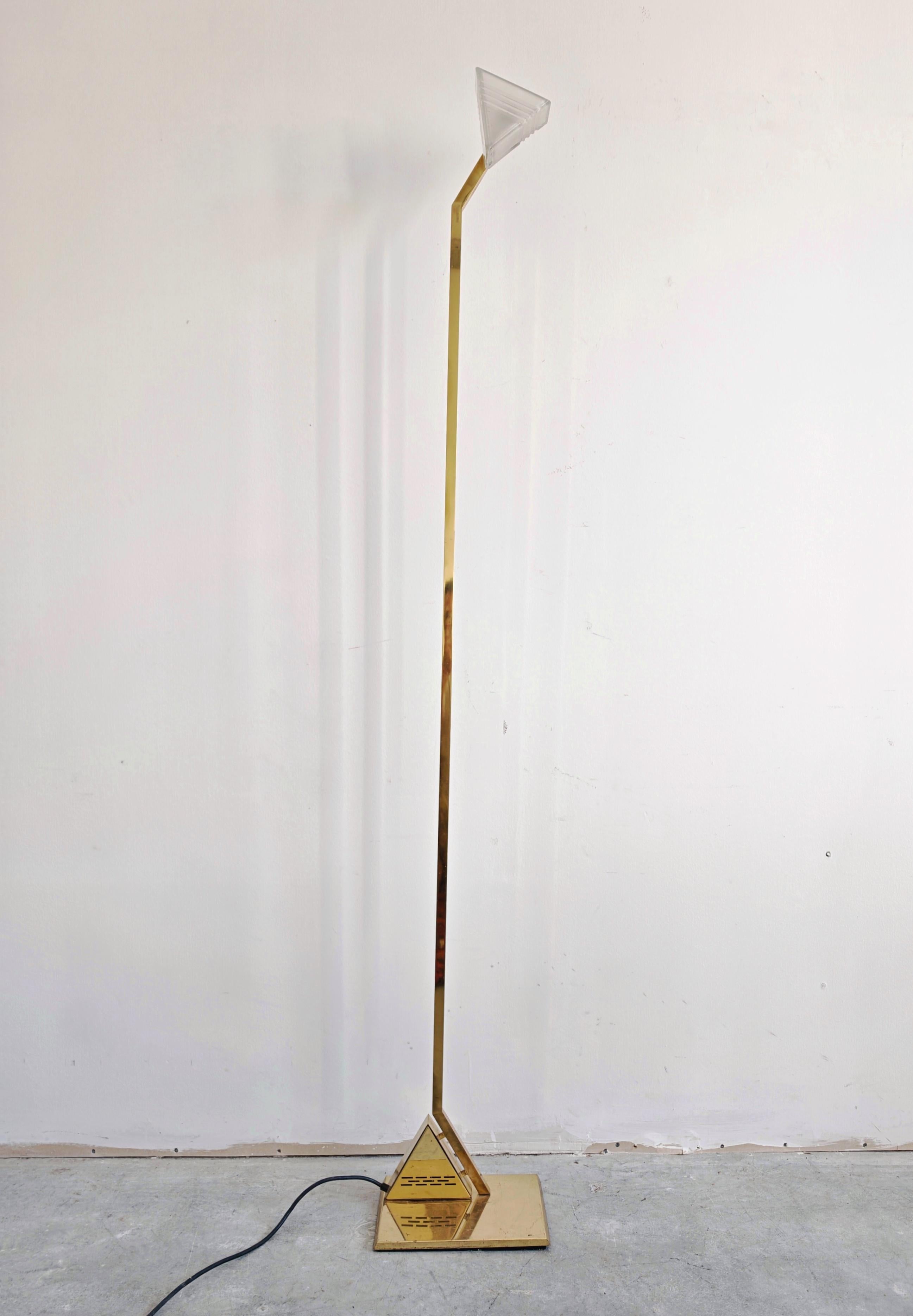 En este anuncio encontrarás una rarísima lámpara de pie Mid Century Modern de Peill & Putzler. La lámpara es totalmente de latón y presenta un diseño elegante y minimalista con elementos geométricos y una pequeña pantalla de cristal en la parte