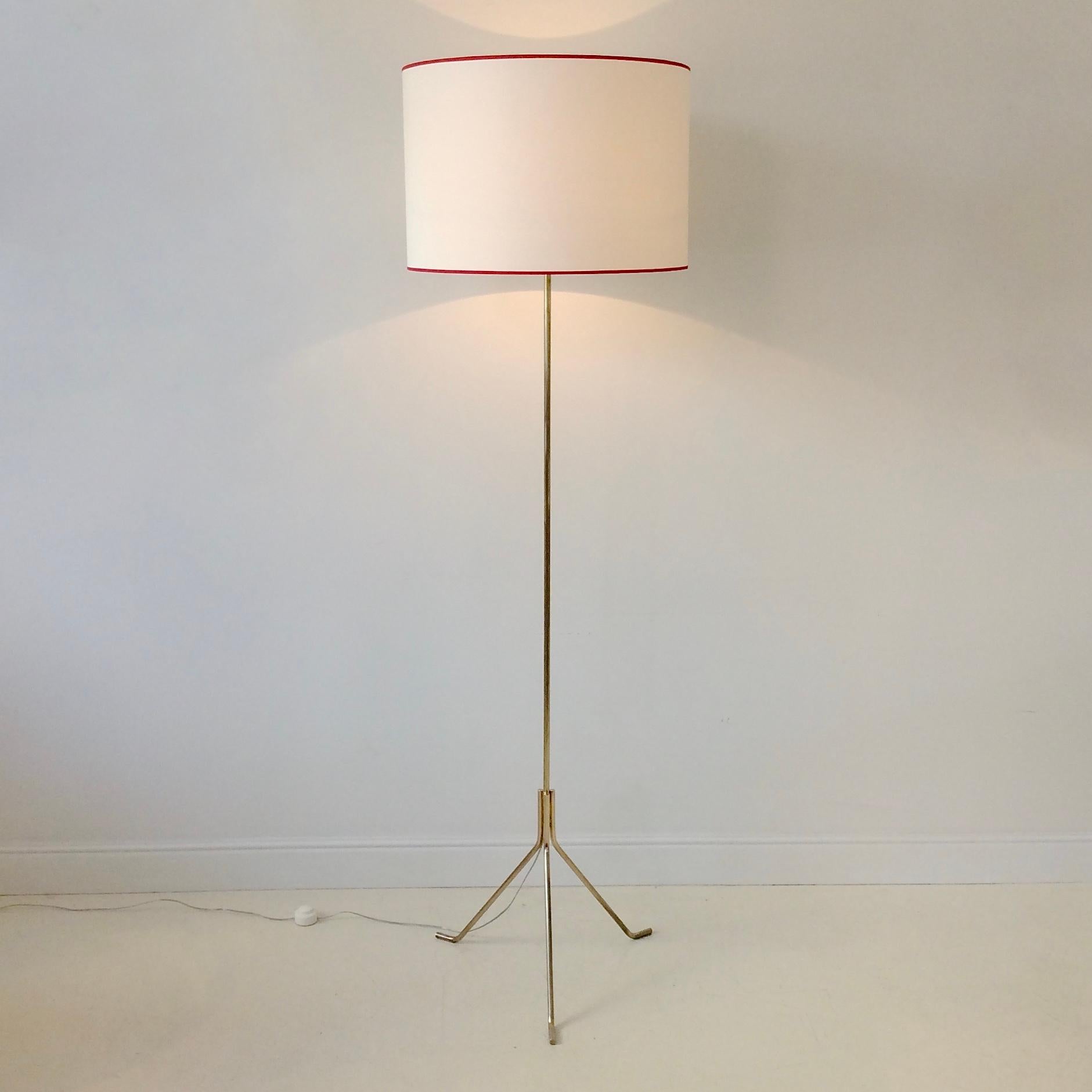 Elegant mid-century floor lamp, circa 1950, France.
Tripod base in polished brass, new ivory fabric shade with thin red fabric edge.
Rewired, one E27 bulb of 60W.
Dimensions: 175 cm H, diameter: 50 cm.
All purchases are covered by our Buyer