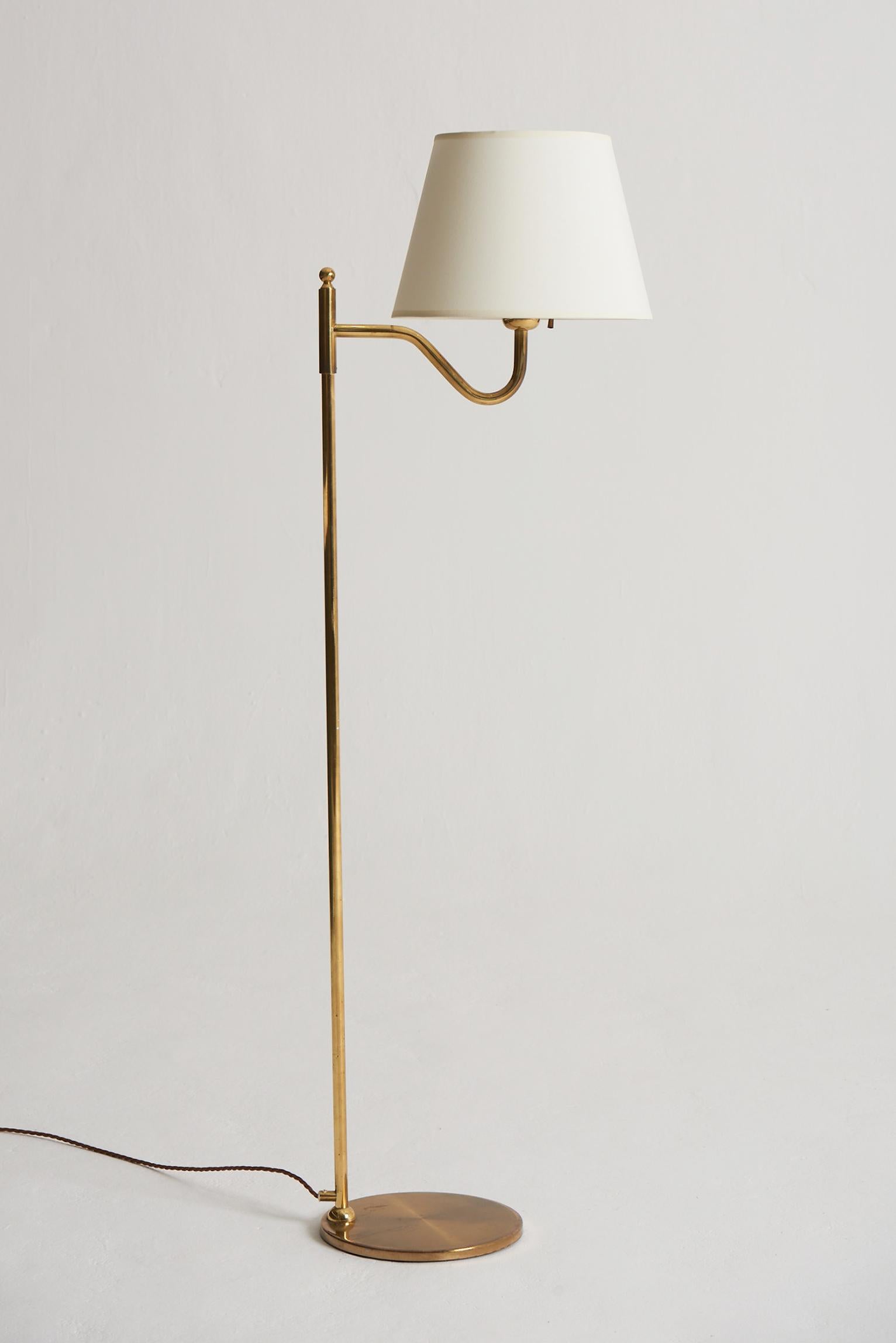 A brass reading floor lamp.
Sweden, third quarter of the 20th Century.
Measures: With the shade: 130.5 cm high.
Shade diameter: 30cm.
Lamp base only: 116 cm high by 24 cm diameter.