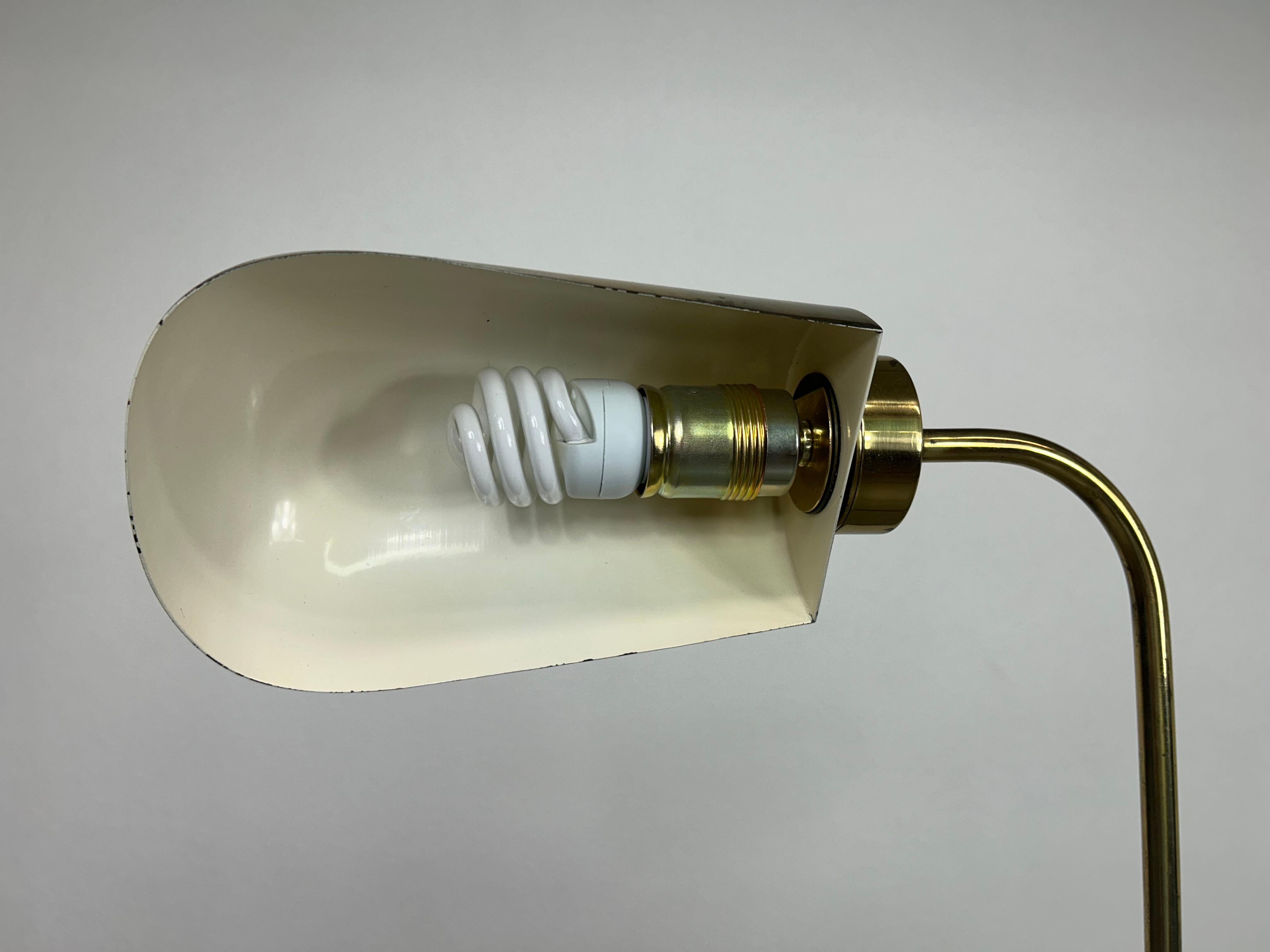 Mid-century brass floor lamp in very nice original condition with signs of use.