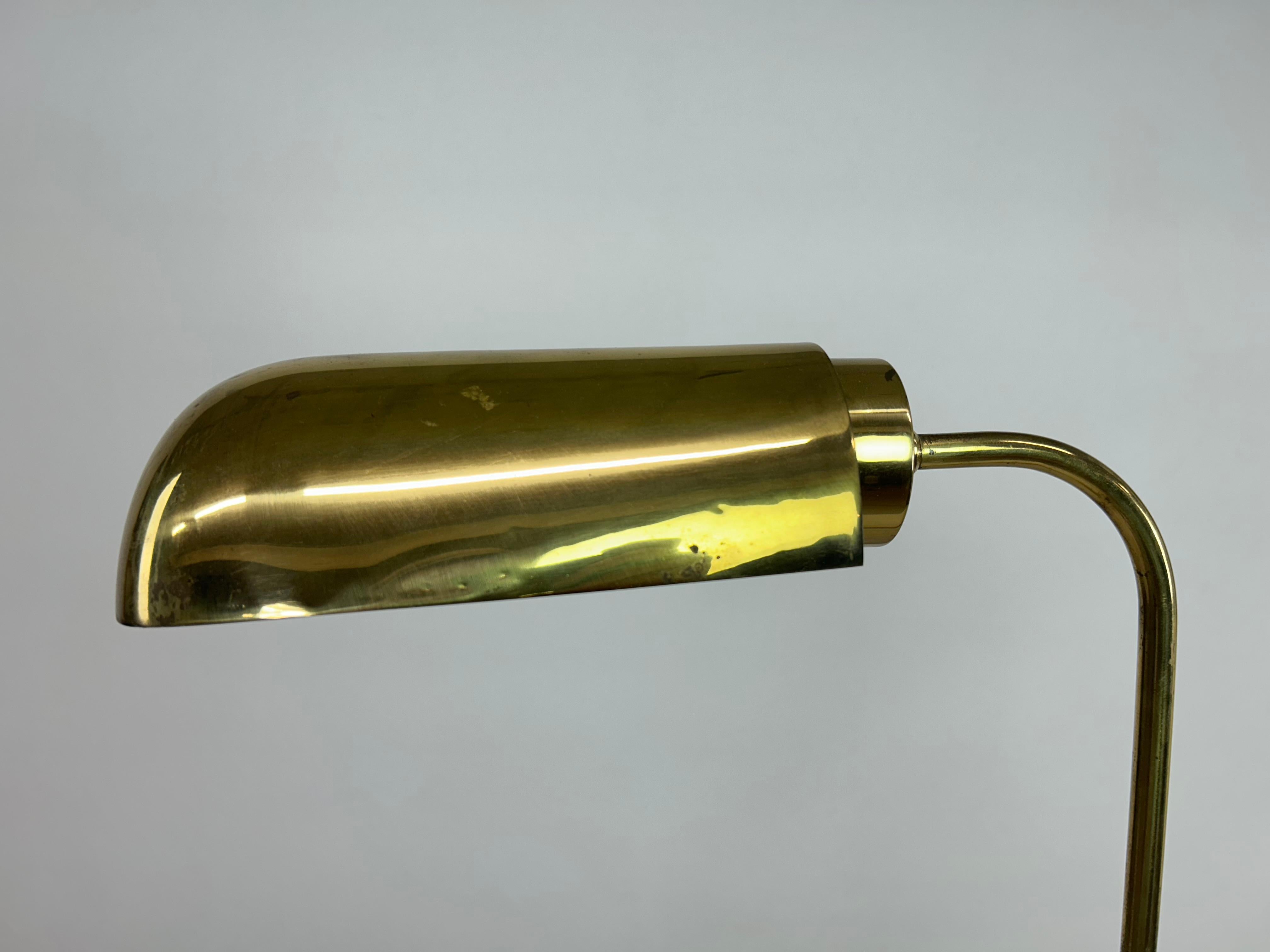 Mid-century brass floor lamp in very nice original condition.
