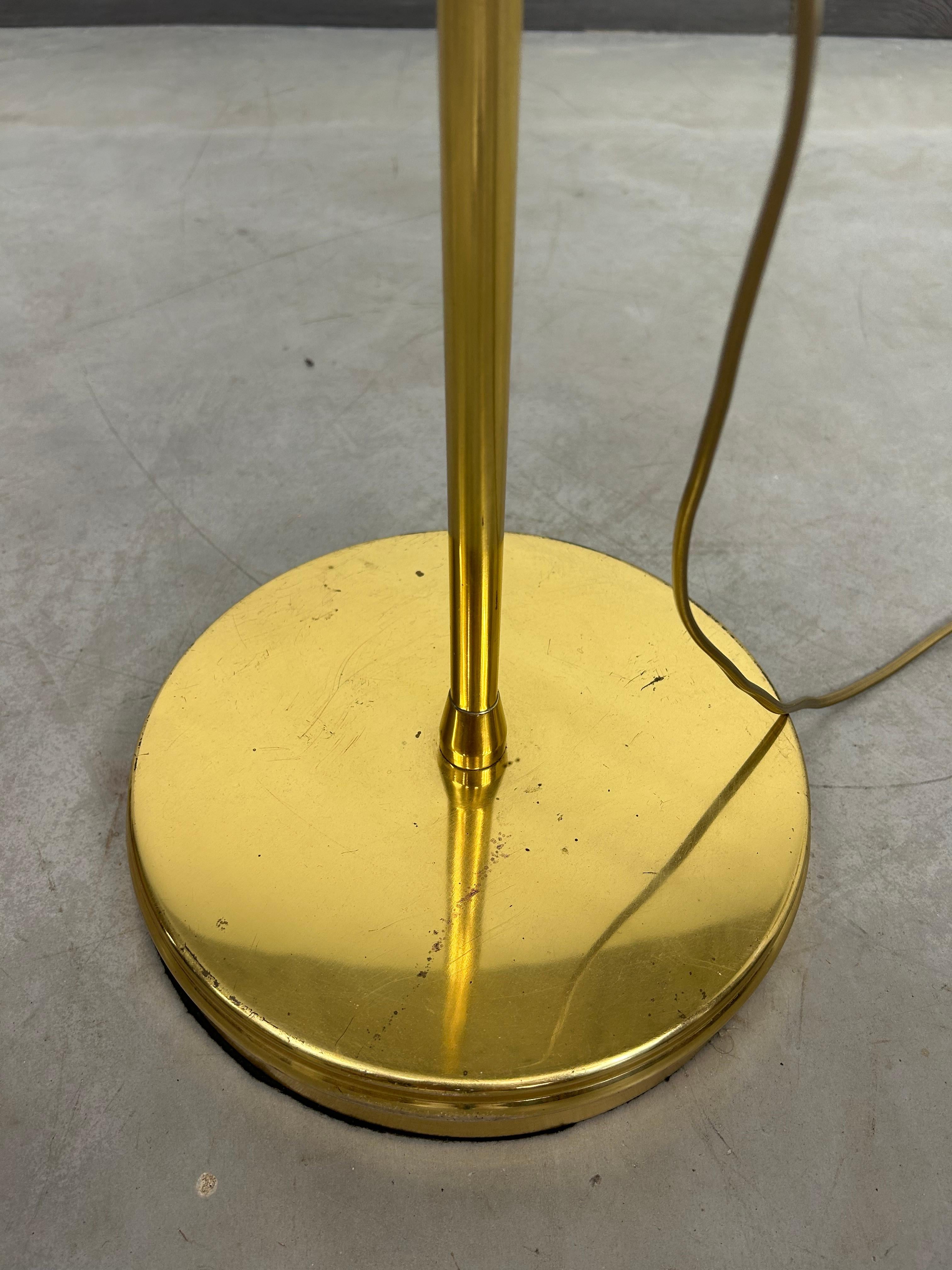 Mid-century brass floor lamp In Good Condition In Banská Štiavnica, SK