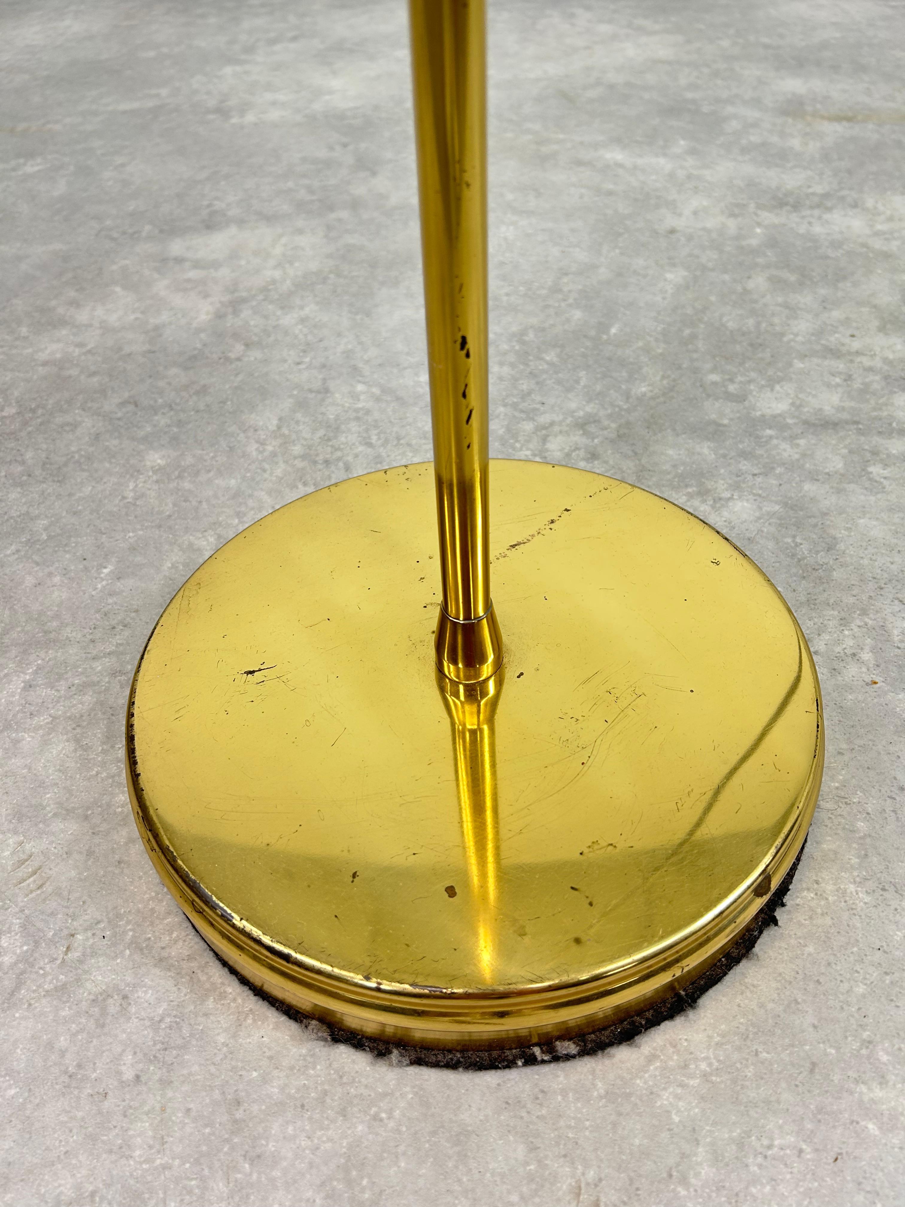 Mid-century brass floor lamp In Good Condition For Sale In Banská Štiavnica, SK