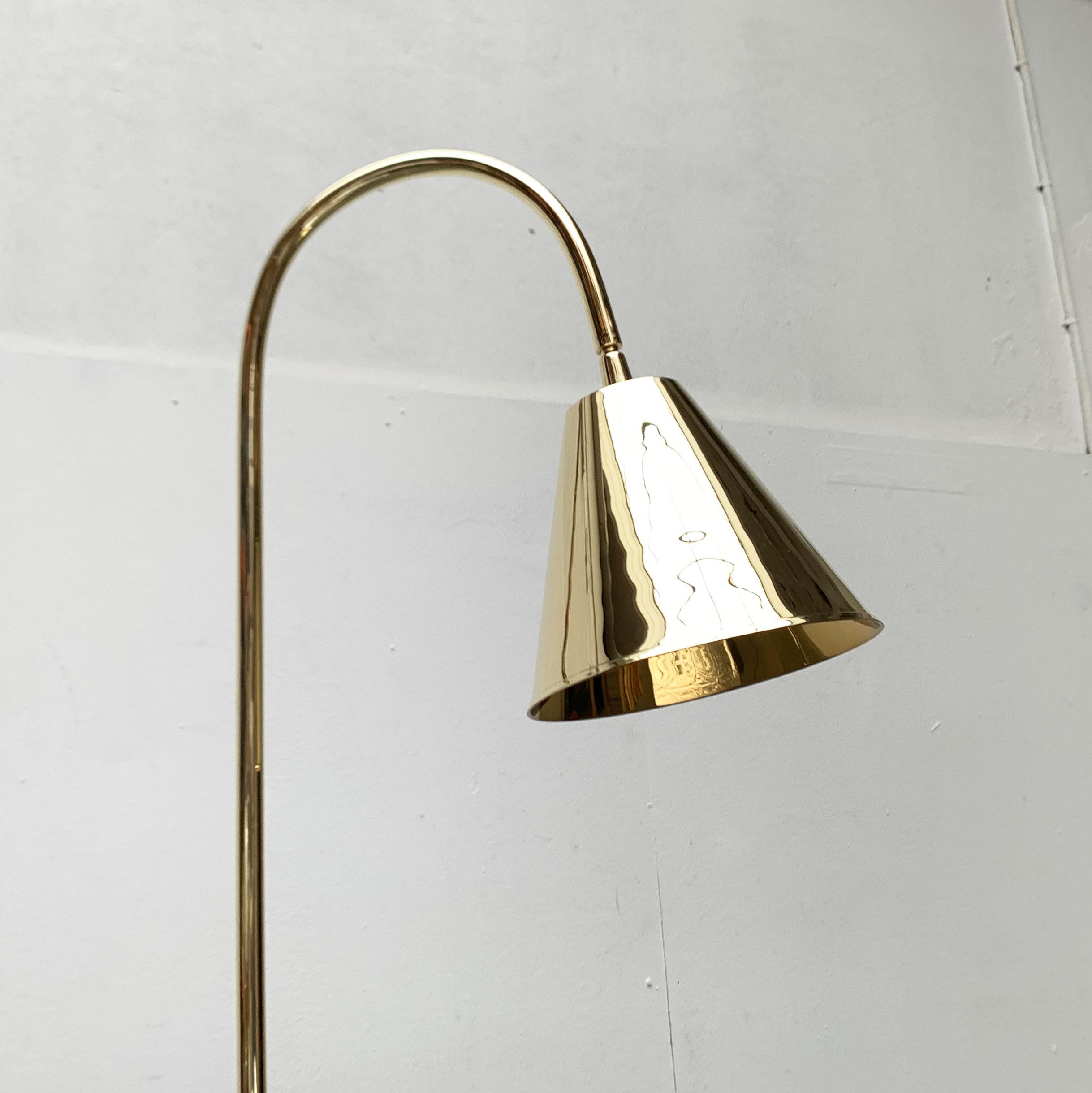 Rara lampada da terra del Mid-Century di Valenti. Questo design è spesso attribuito al designer francese Jacques Adnet. Ma questo non è corretto.

Un design imponente in ottone lucido. Il design si basa sulla forma del cono. La pesante base è a