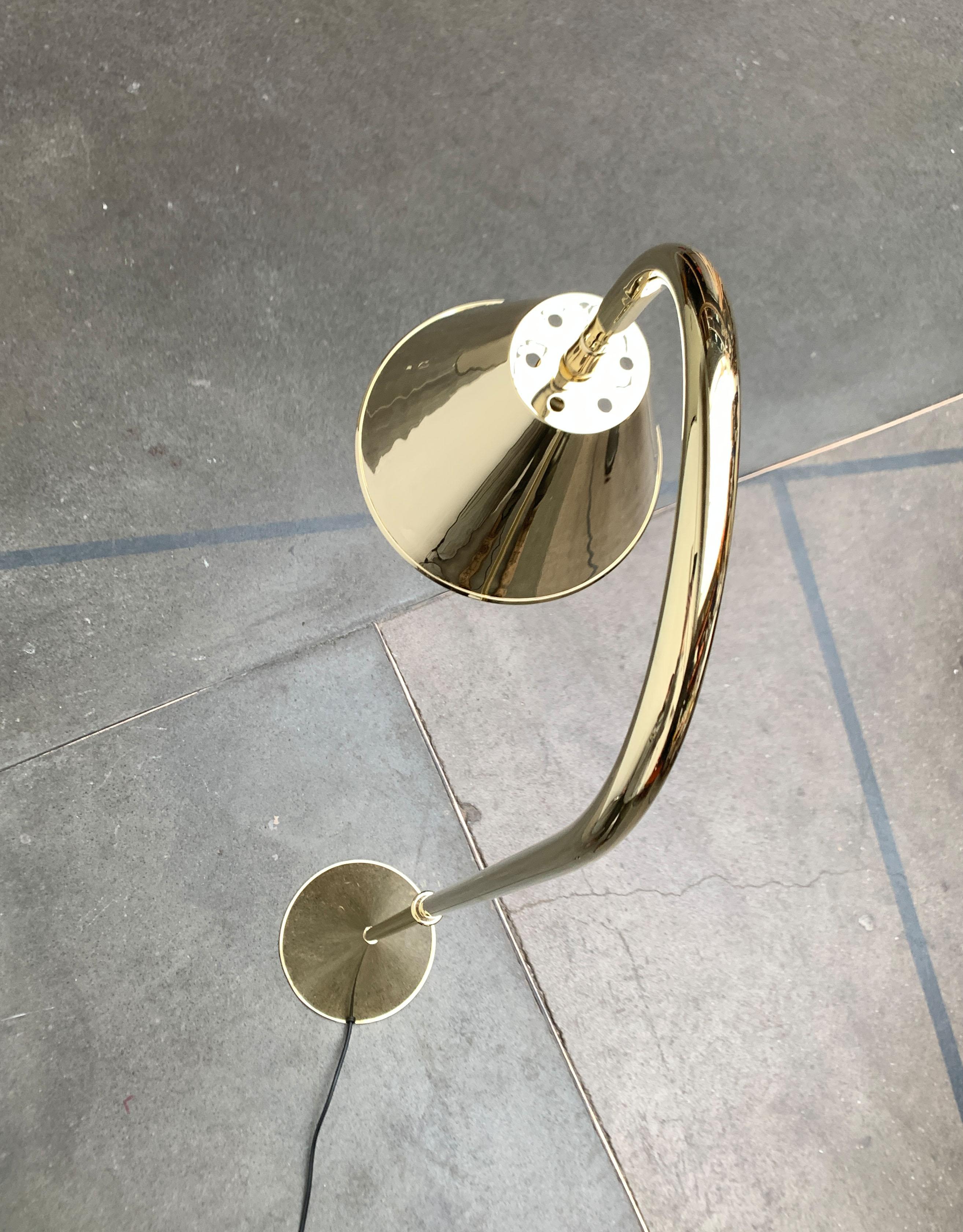 Mid-Century moderno Lampada da terra in ottone di metà secolo nello stile di Jacques Adnet per Valenti, Spagna in vendita