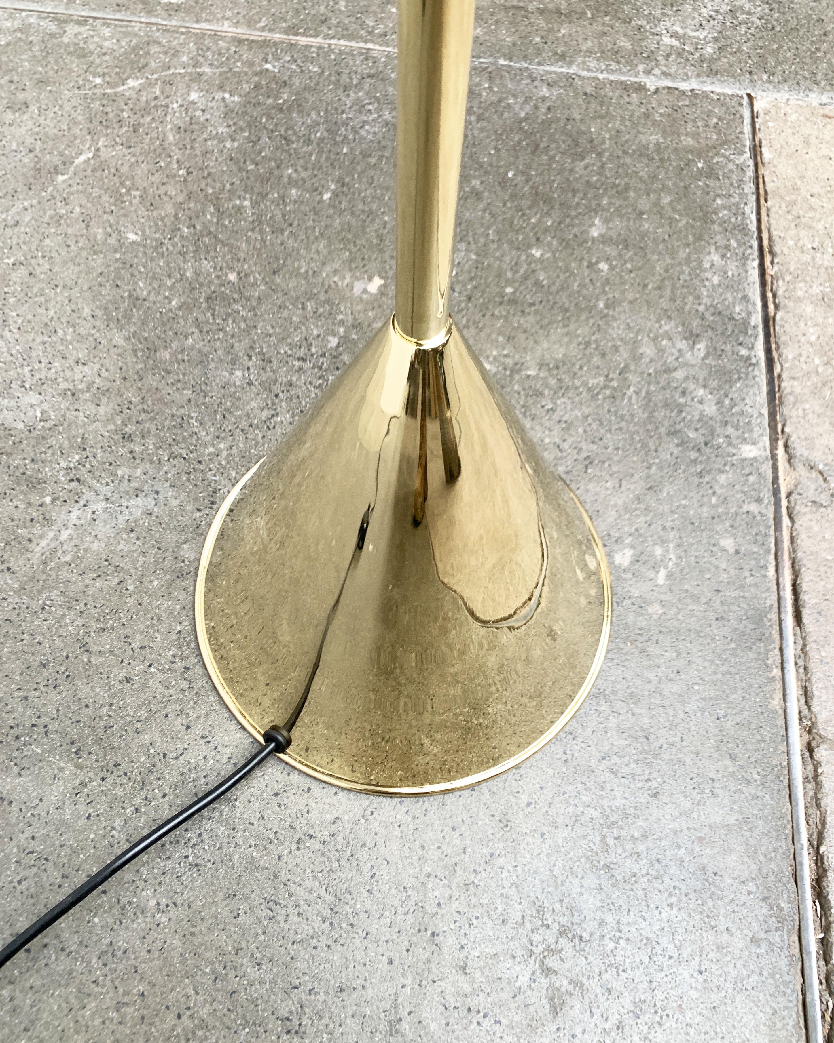 Spagnolo Lampada da terra in ottone di metà secolo nello stile di Jacques Adnet per Valenti, Spagna in vendita