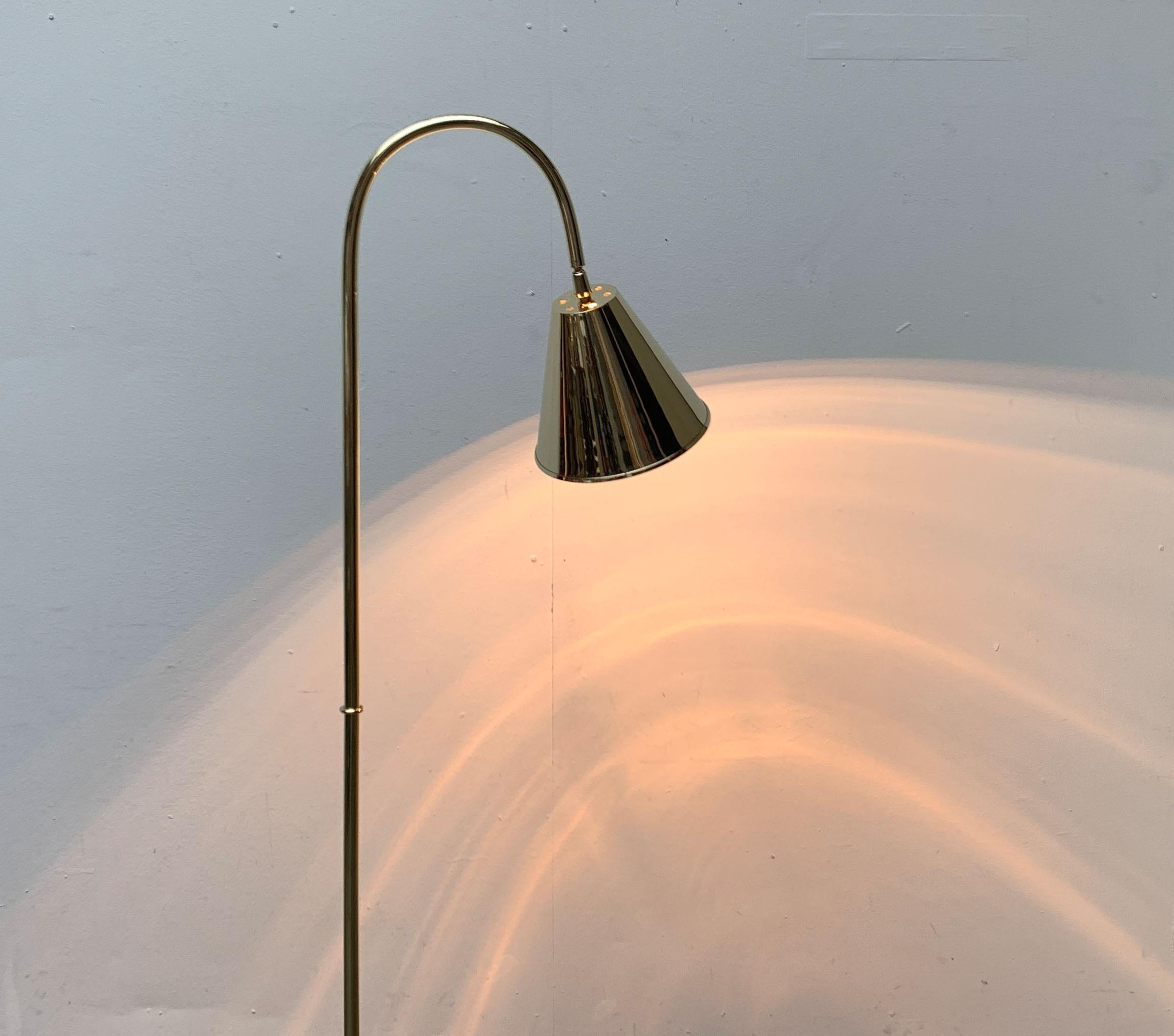 Metà XX secolo Lampada da terra in ottone di metà secolo nello stile di Jacques Adnet per Valenti, Spagna in vendita