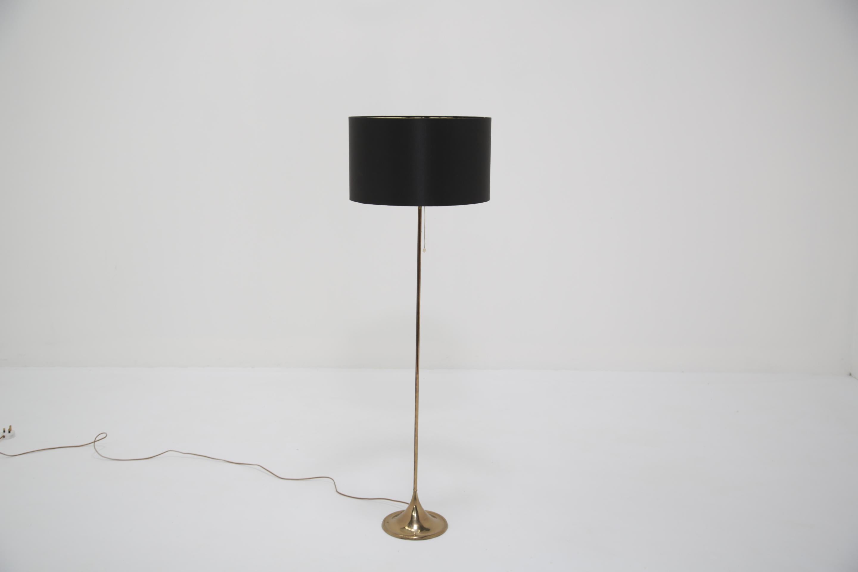 Améliorez votre espace de vie avec ce rare et magnifique lampadaire conçu par deux des plus célèbres designers suédois Alf Svensson et Yngvar Sandstrom pour Bergboms. Ce lampadaire est fabriqué en laiton et présente une base cylindrique distincte en