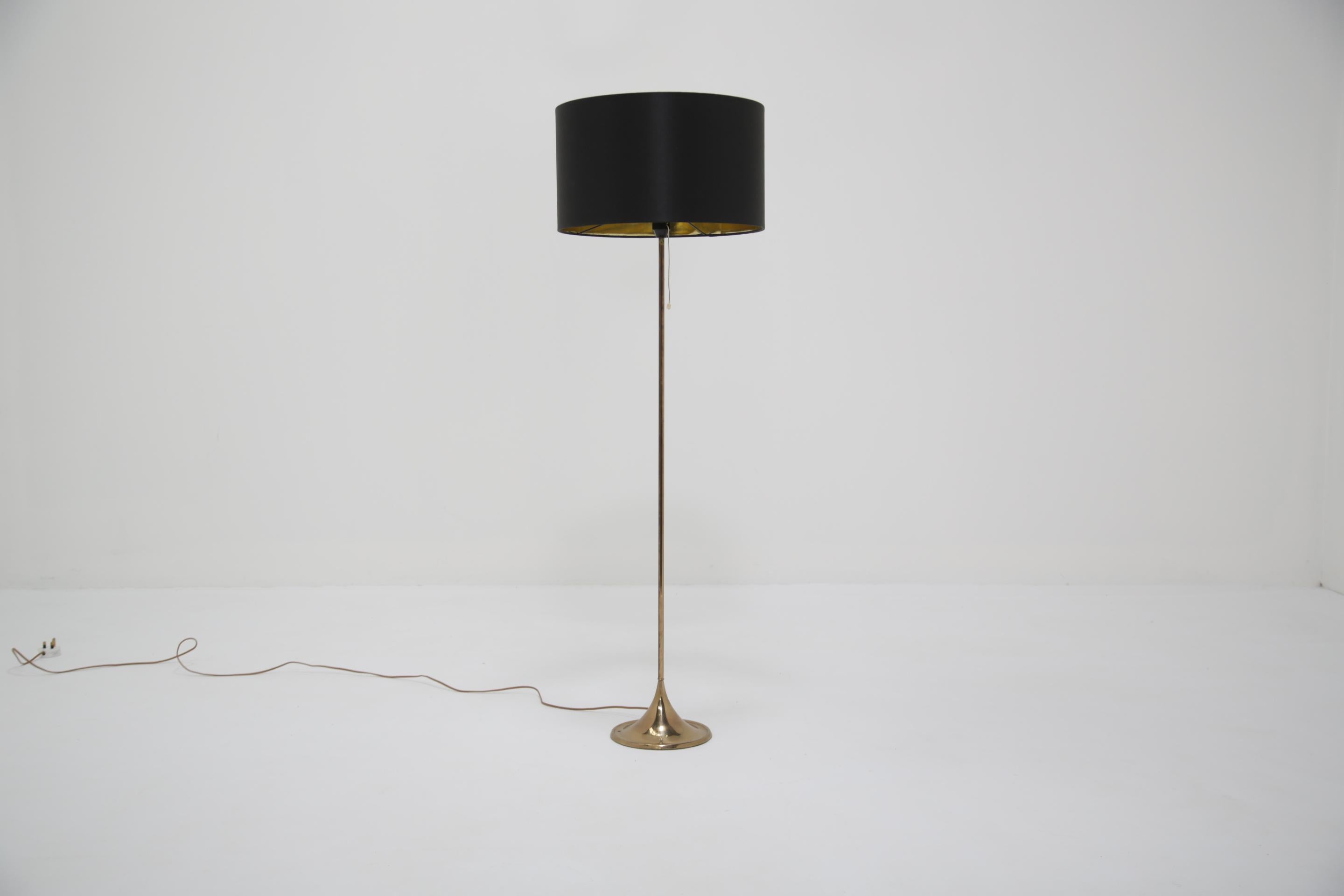 Mid-Century Modern Lampadaire en laiton du milieu du siècle Model No. G-025 par Alf Svensson pour Bergboms, 1960. en vente
