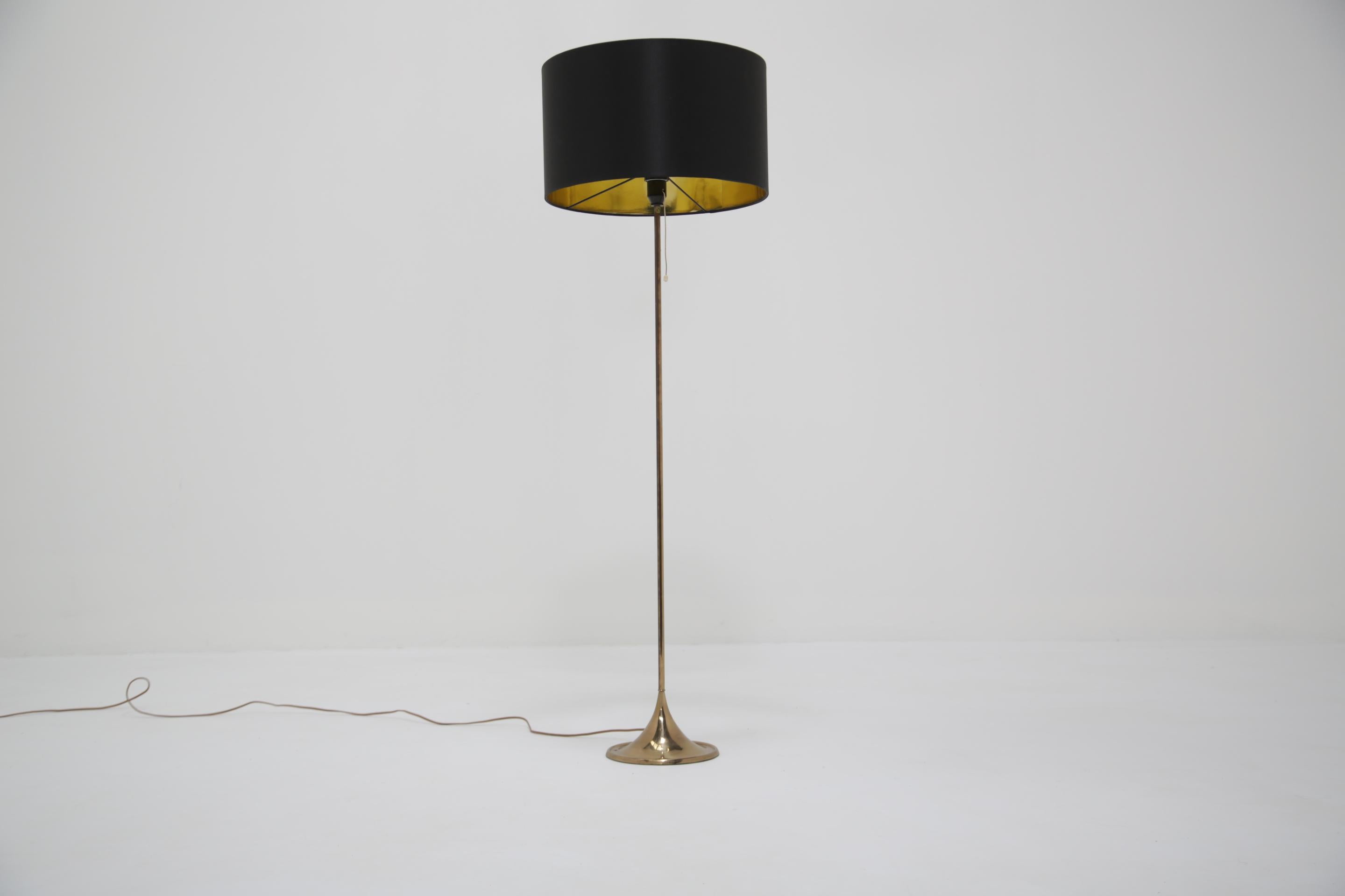 Suédois Lampadaire en laiton du milieu du siècle Model No. G-025 par Alf Svensson pour Bergboms, 1960. en vente