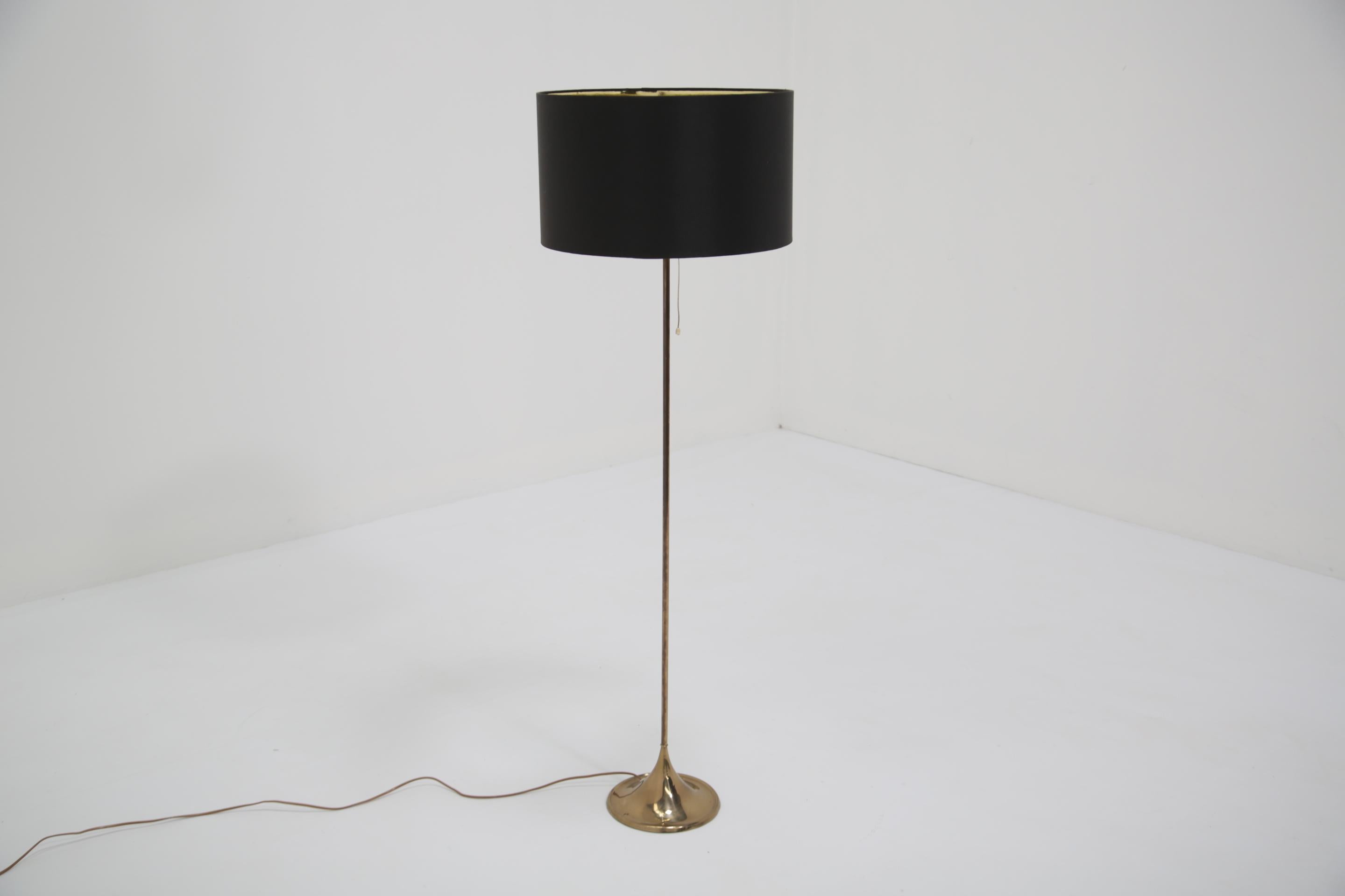 20ième siècle Lampadaire en laiton du milieu du siècle Model No. G-025 par Alf Svensson pour Bergboms, 1960. en vente