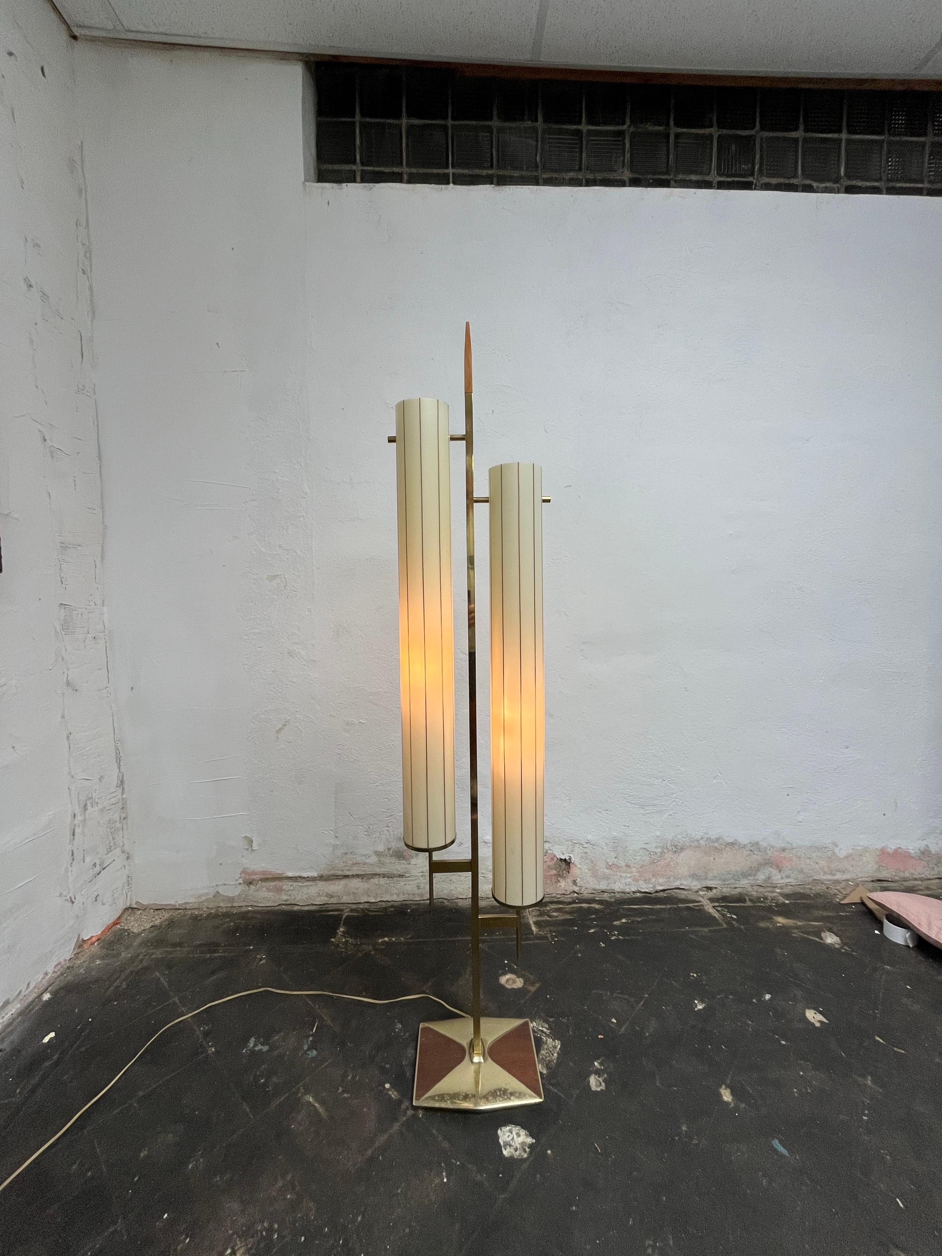 Ottone Lampada da terra in ottone del metà secolo scorso Parzinger Laurel Thurston in vendita