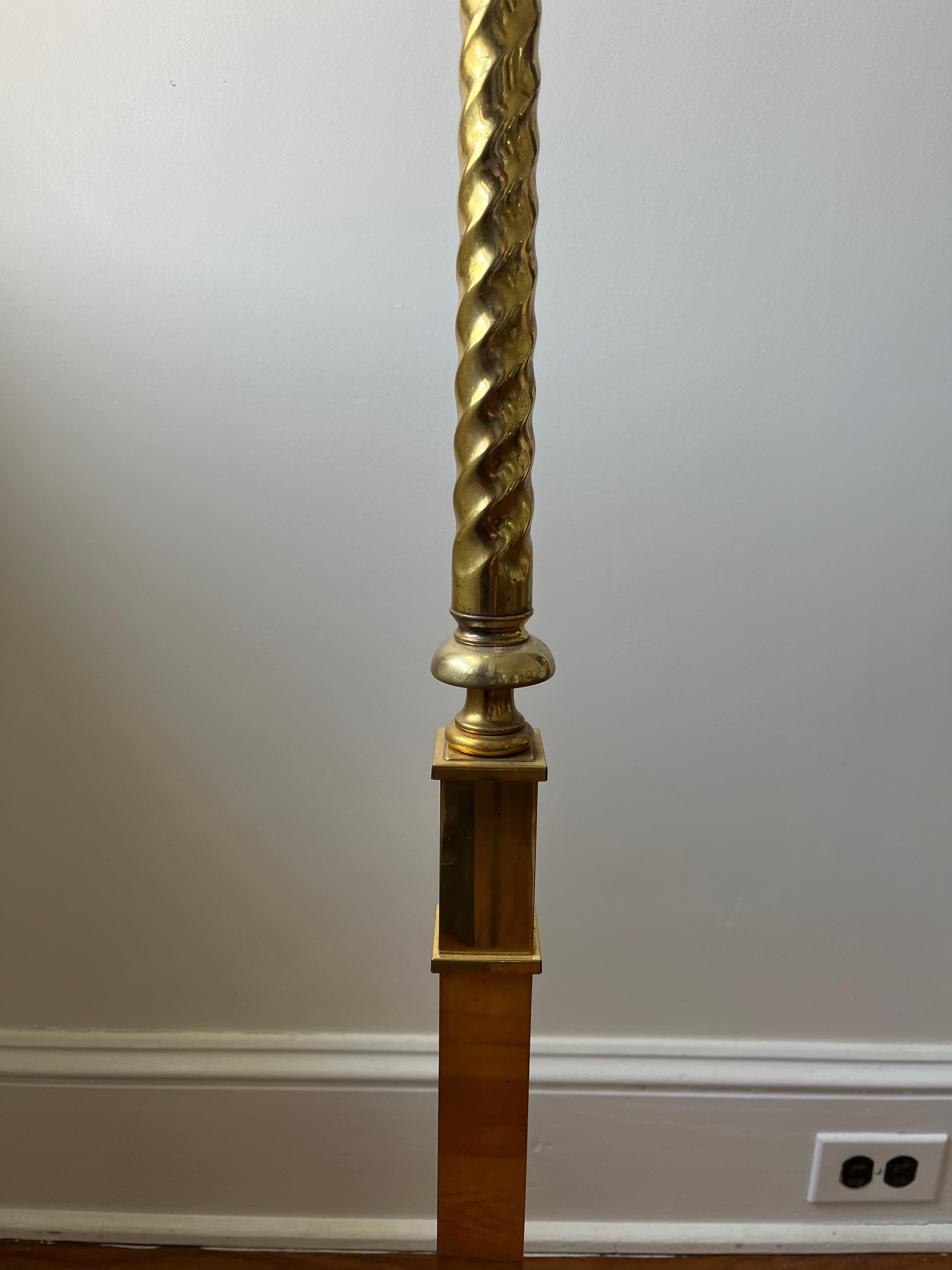 Lampada da terra di metà secolo in ottone con paralume traforato. Un ottimo mix di design con stelo contorto in cima a una base colonnare a gradini. Molto probabilmente è italiano.