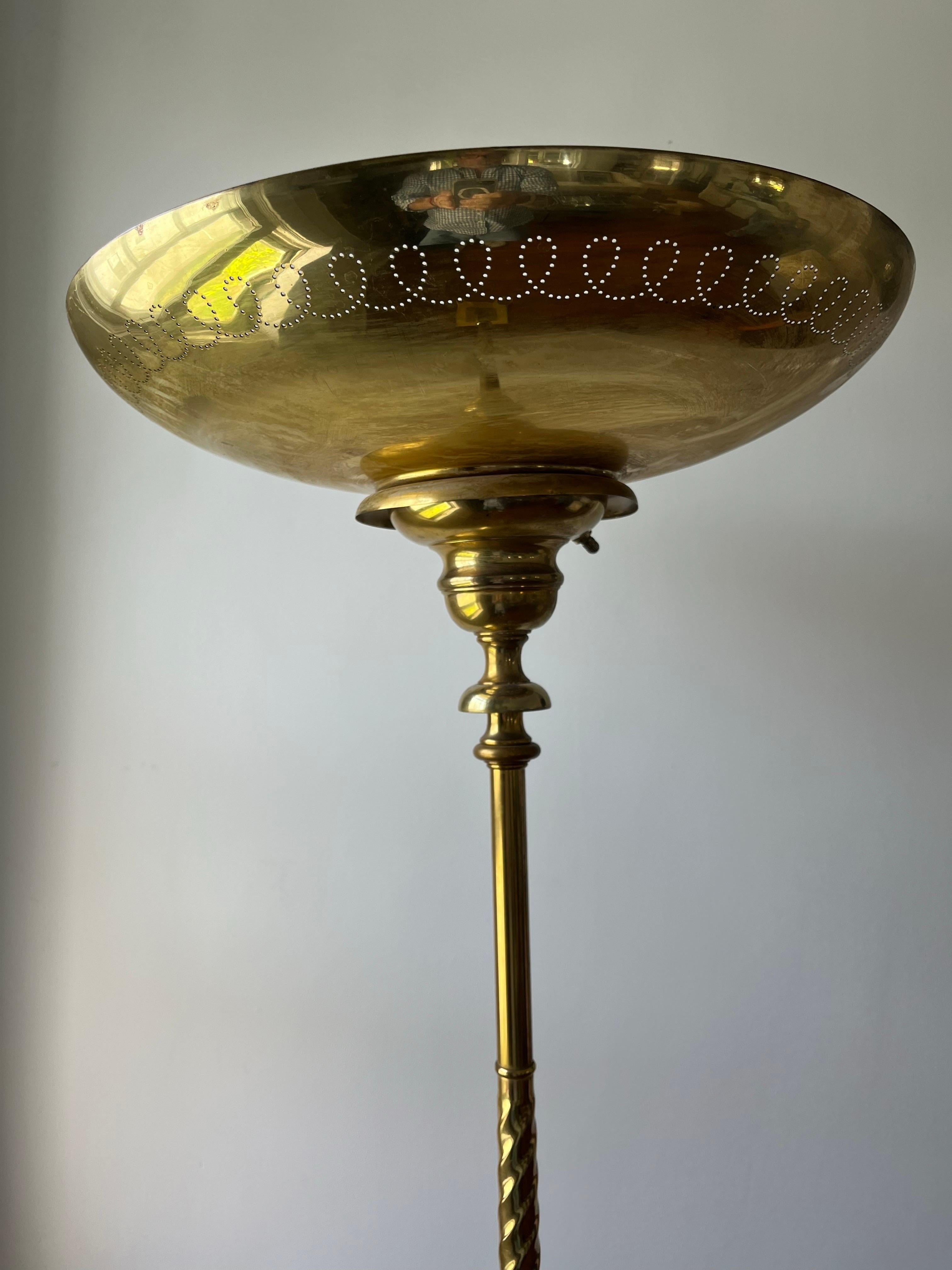 Mid-Century moderno Lampada da terra in ottone di metà secolo con foro in vendita