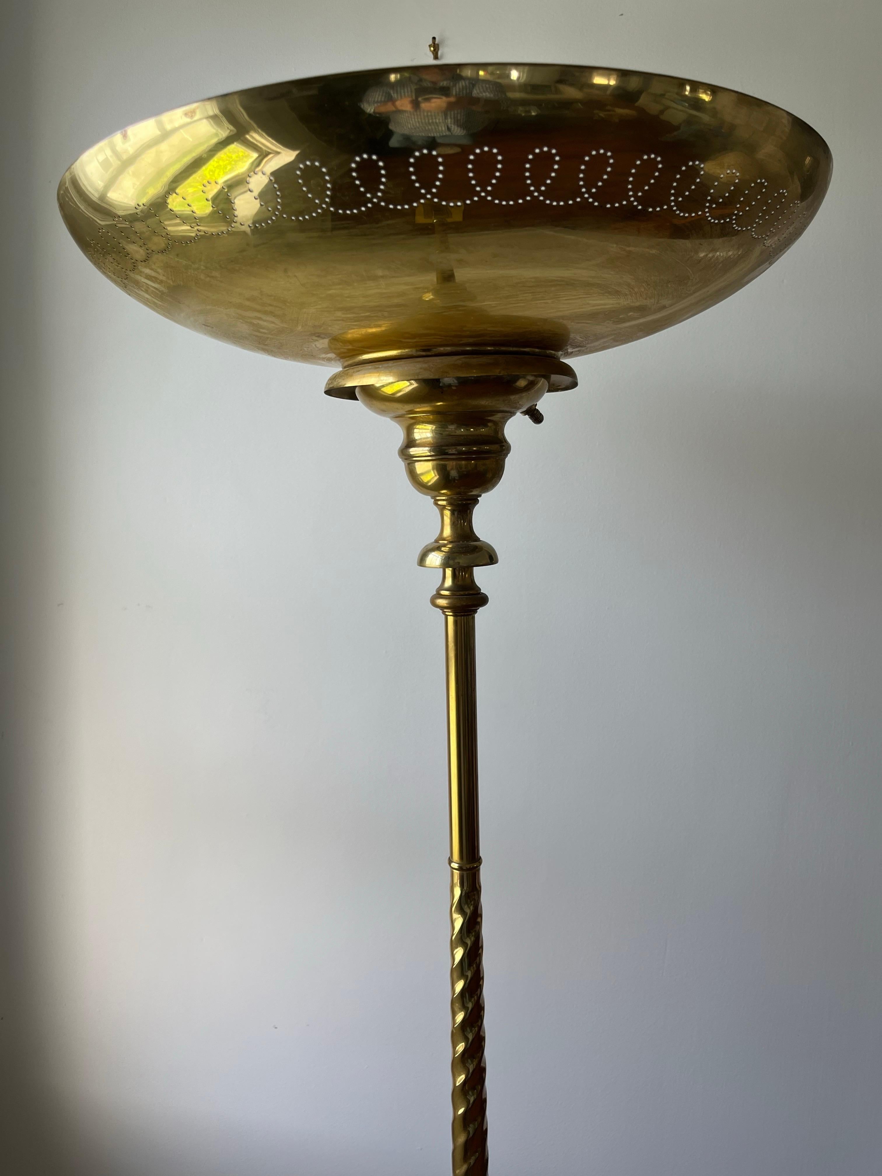 Lampada da terra in ottone di metà secolo con foro In condizioni buone in vendita a W Allenhurst, NJ