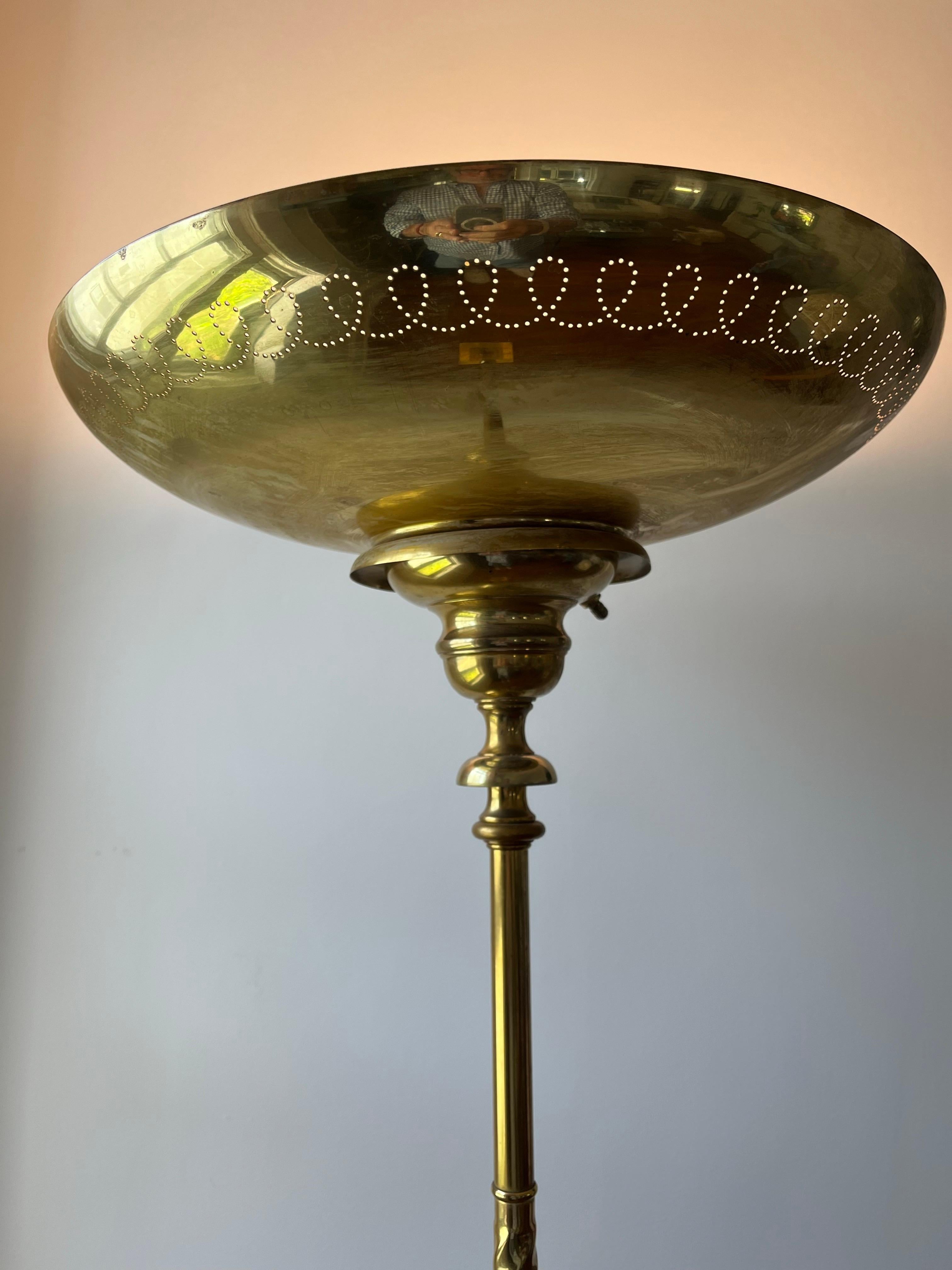 XX secolo Lampada da terra in ottone di metà secolo con foro in vendita