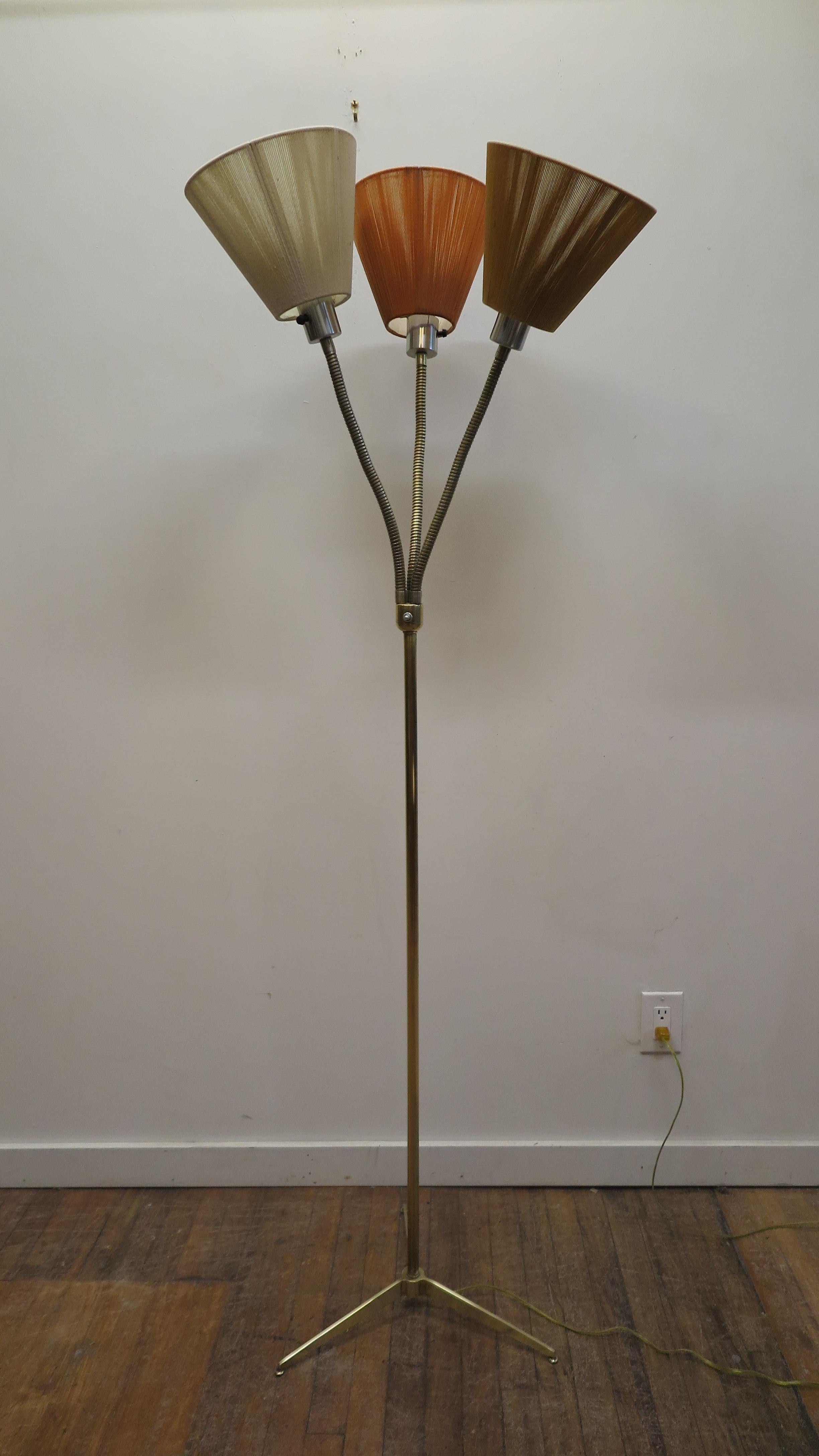 Lampada da terra in ottone del Medioevo Triennale in vendita 3