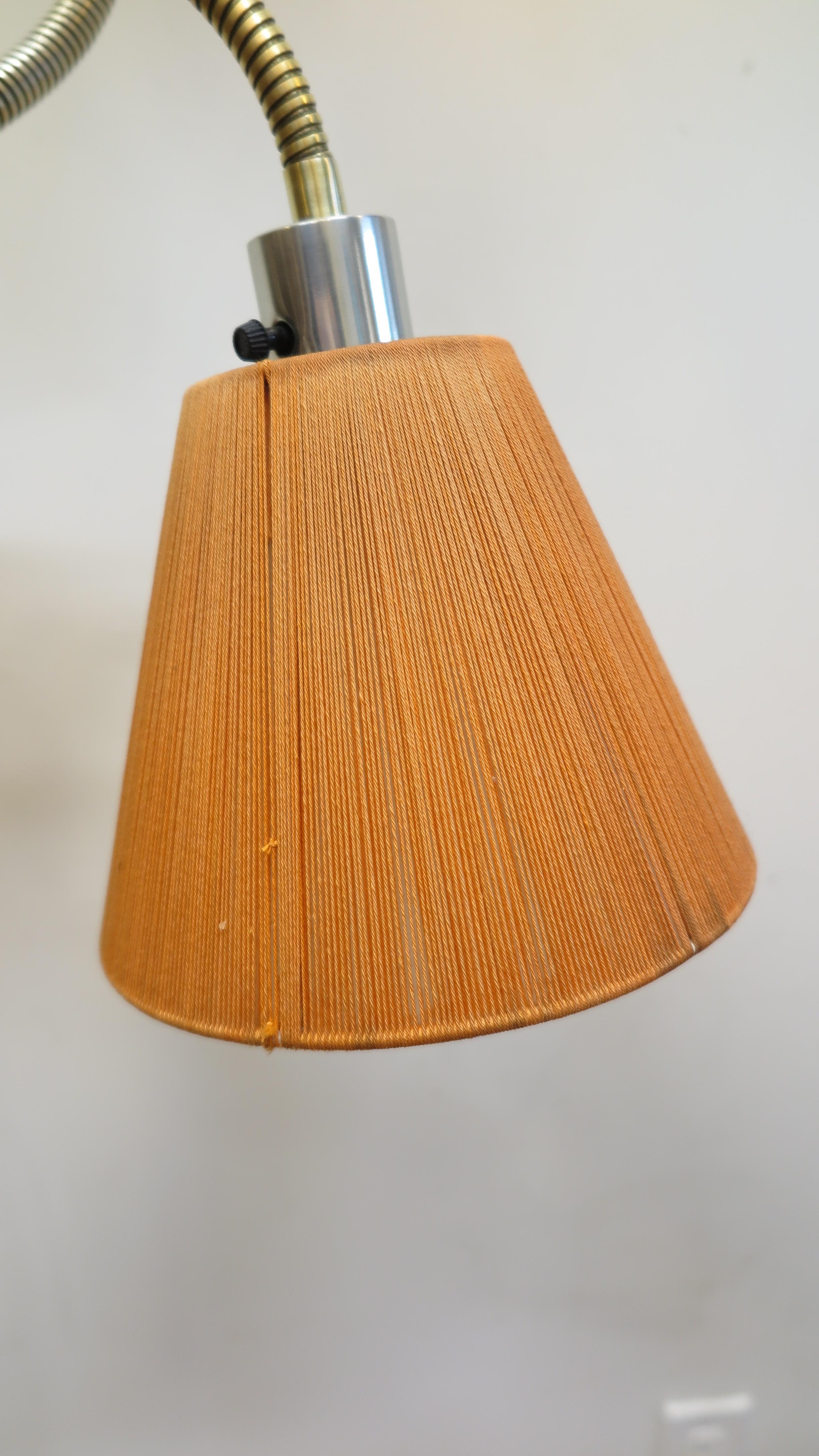 Ottone Lampada da terra in ottone del Medioevo Triennale in vendita