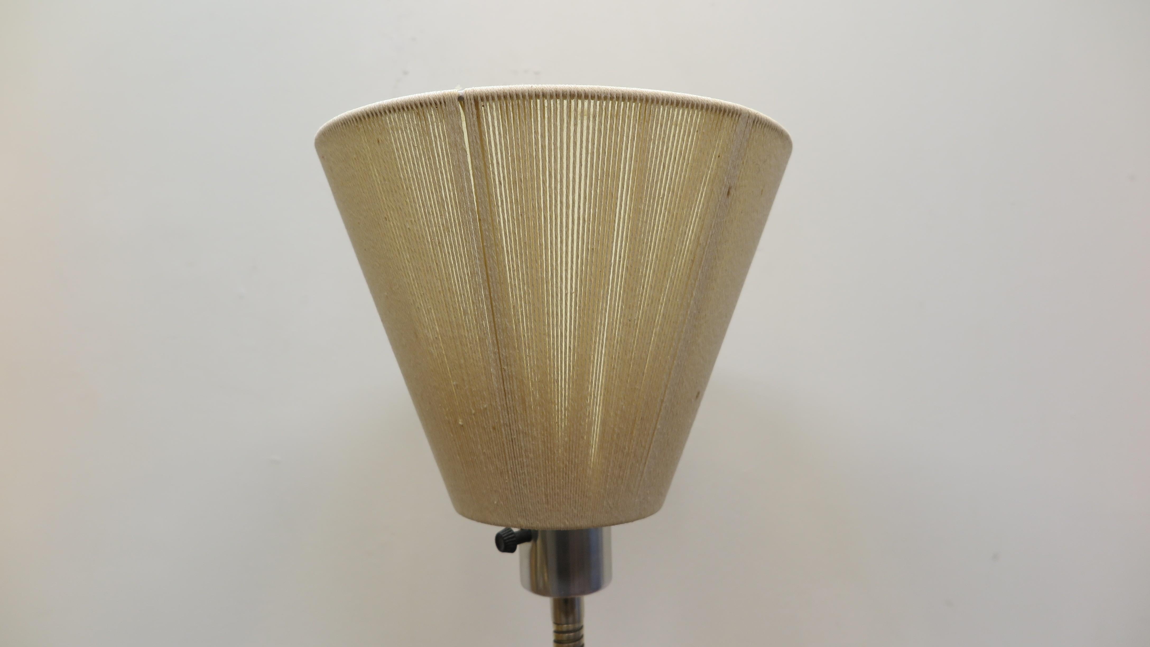 Lampada da terra in ottone del Medioevo Triennale in vendita 1