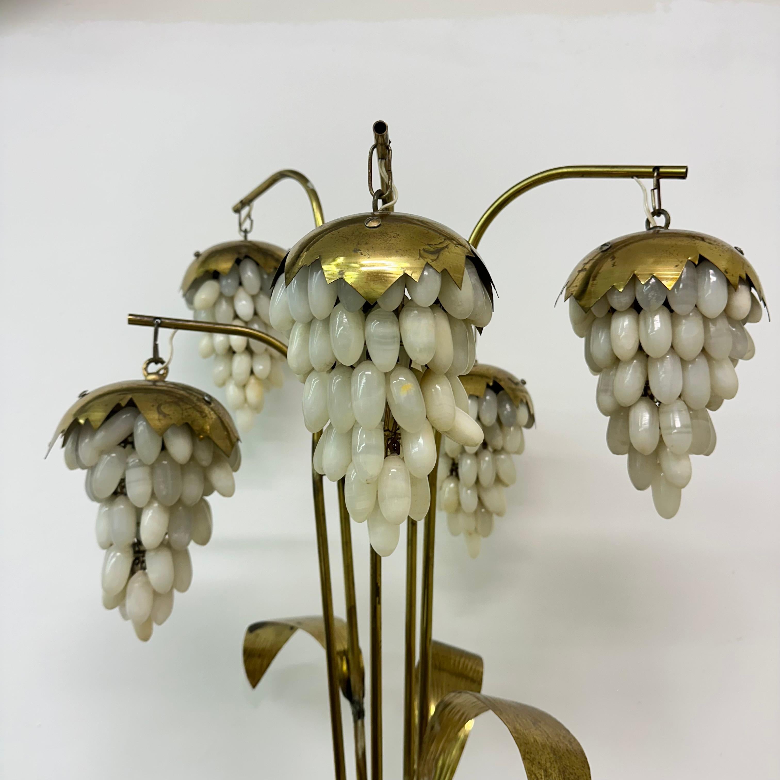 Lampada da terra in ottone di metà secolo con uva di alabastro, anni '50 in vendita 3